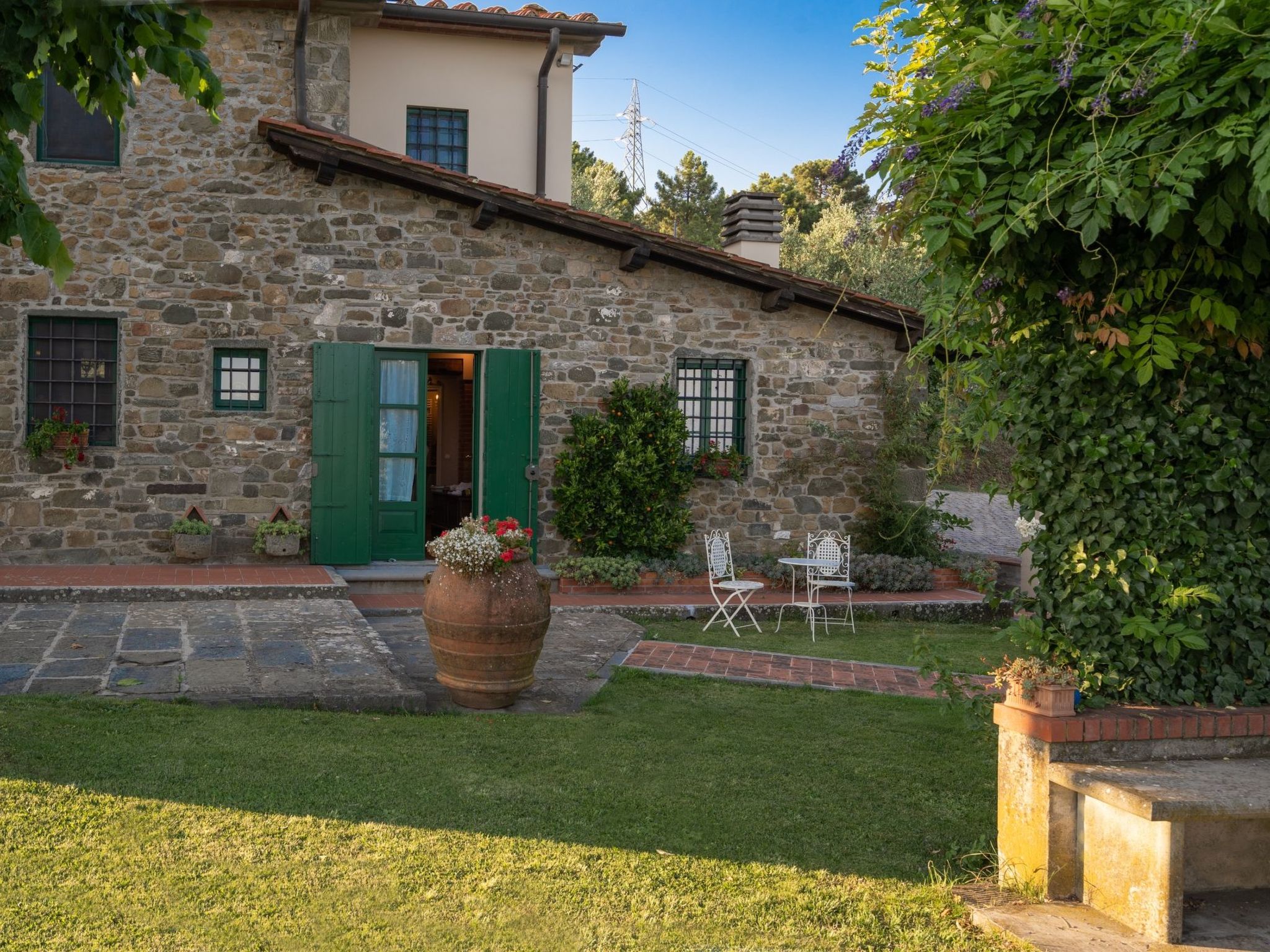 Mit Privatparkplatz-Drinnen