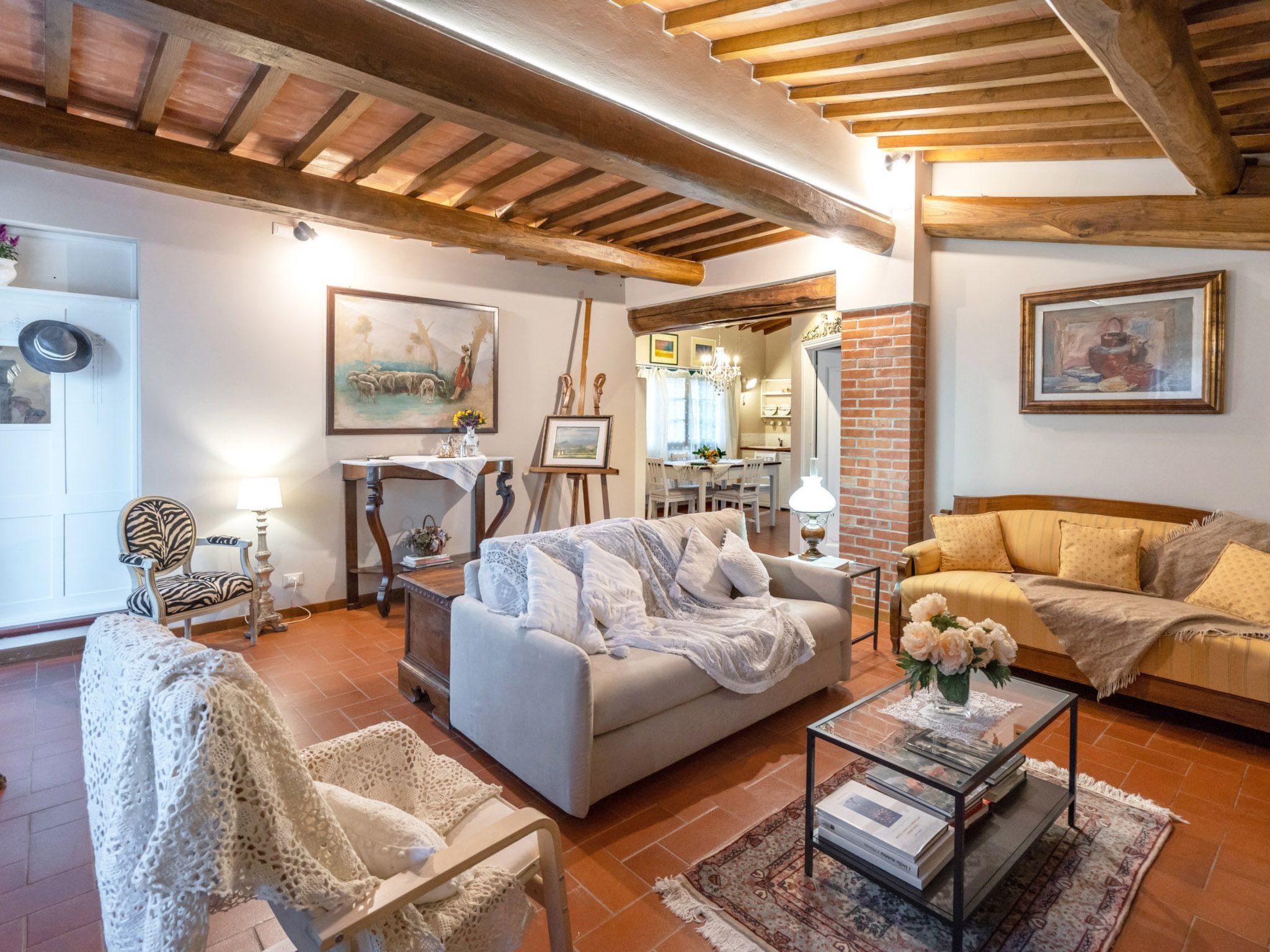 Mit Privatparkplatz-Drinnen