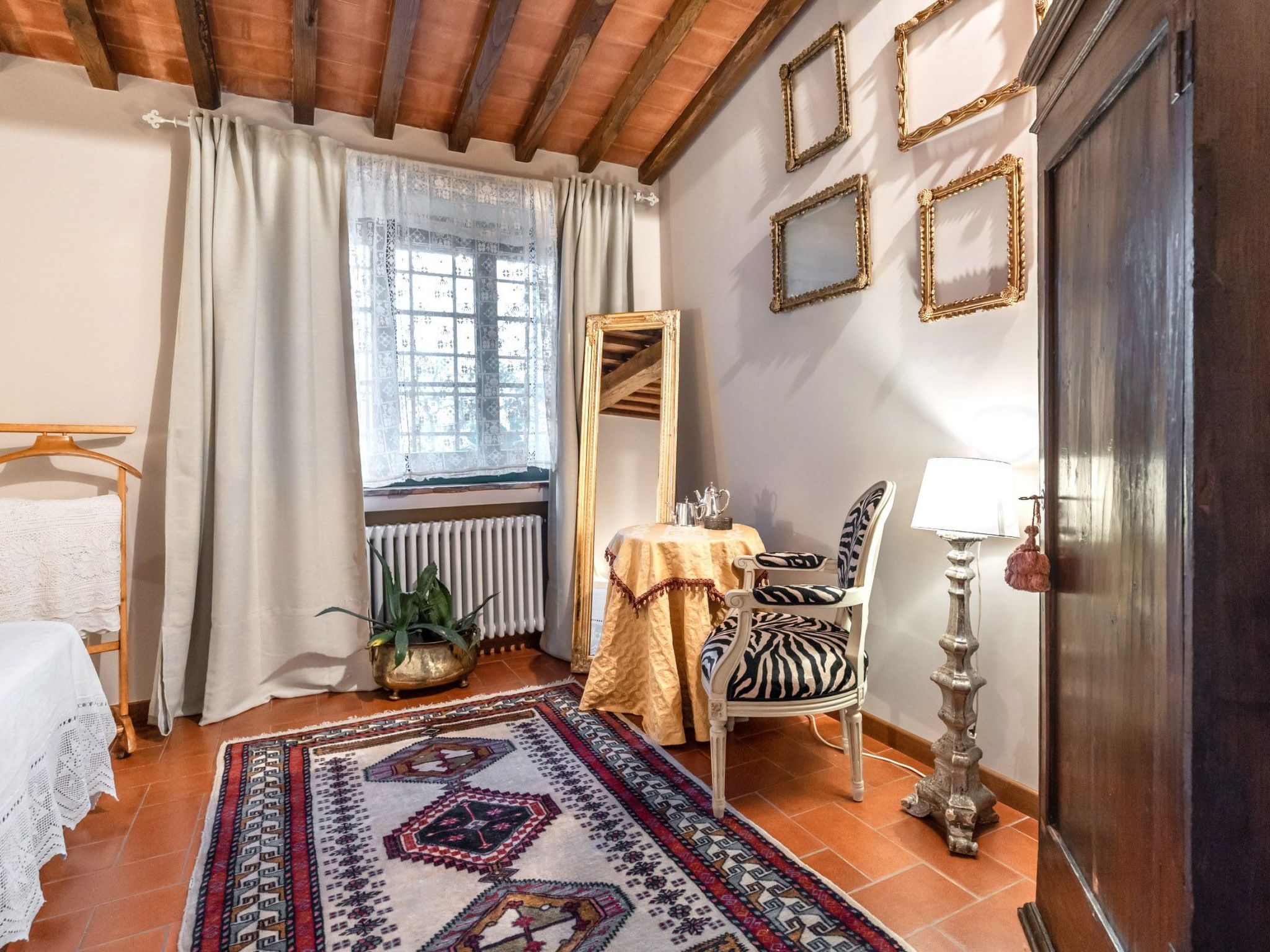 Mit Privatparkplatz-Drinnen