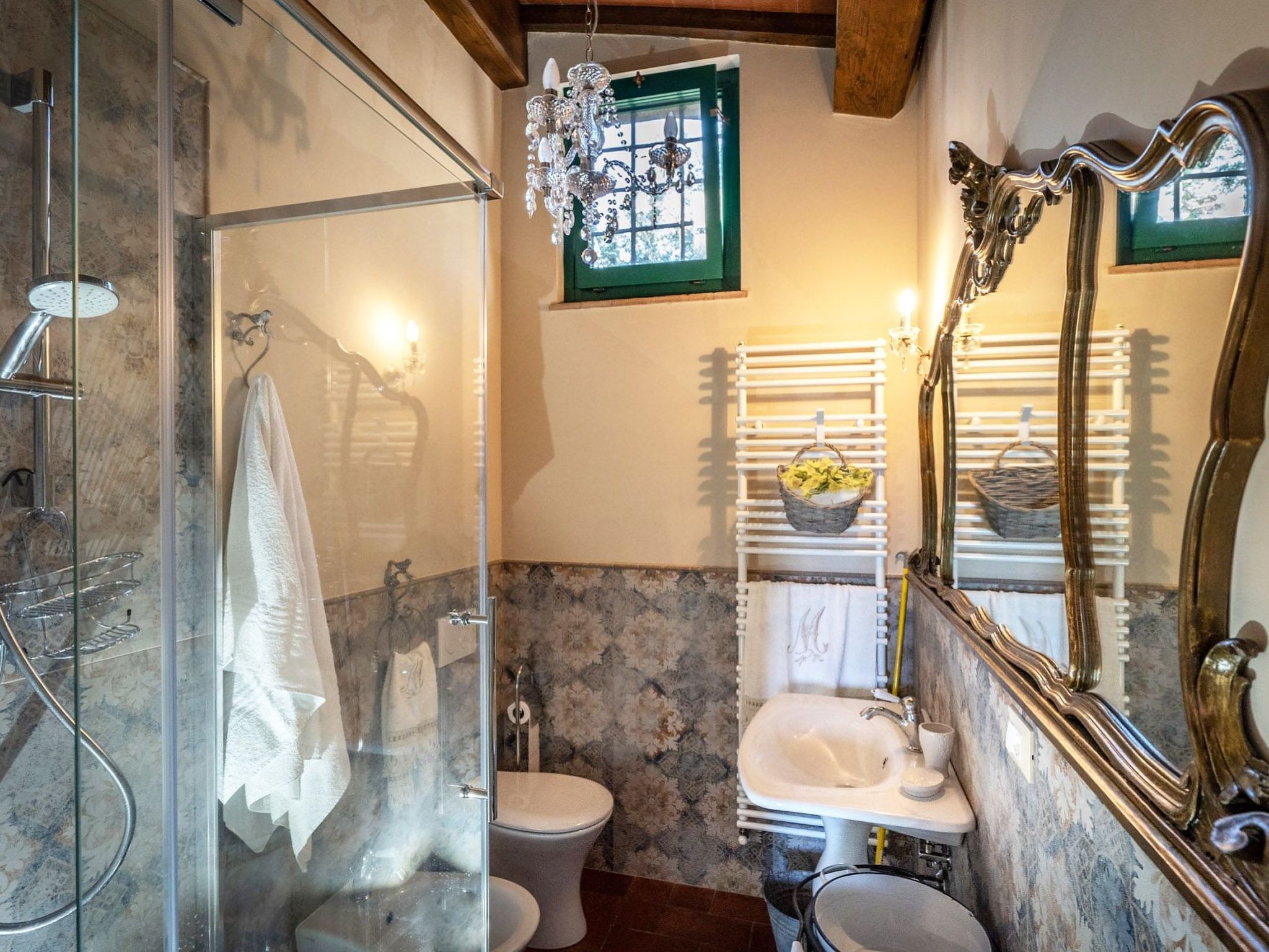 Mit Privatparkplatz-Drinnen