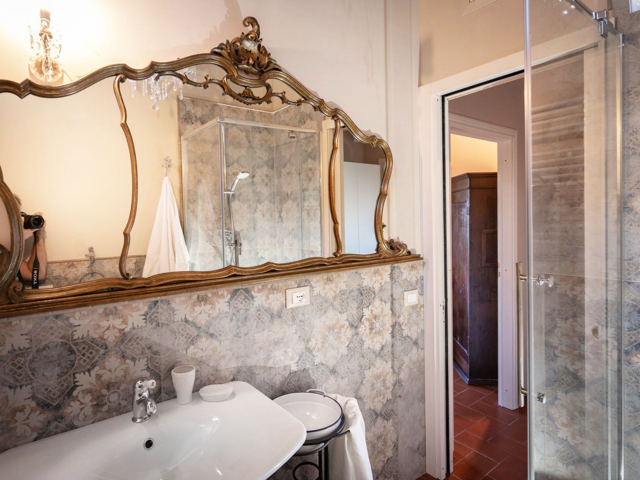 Mit Privatparkplatz-Drinnen