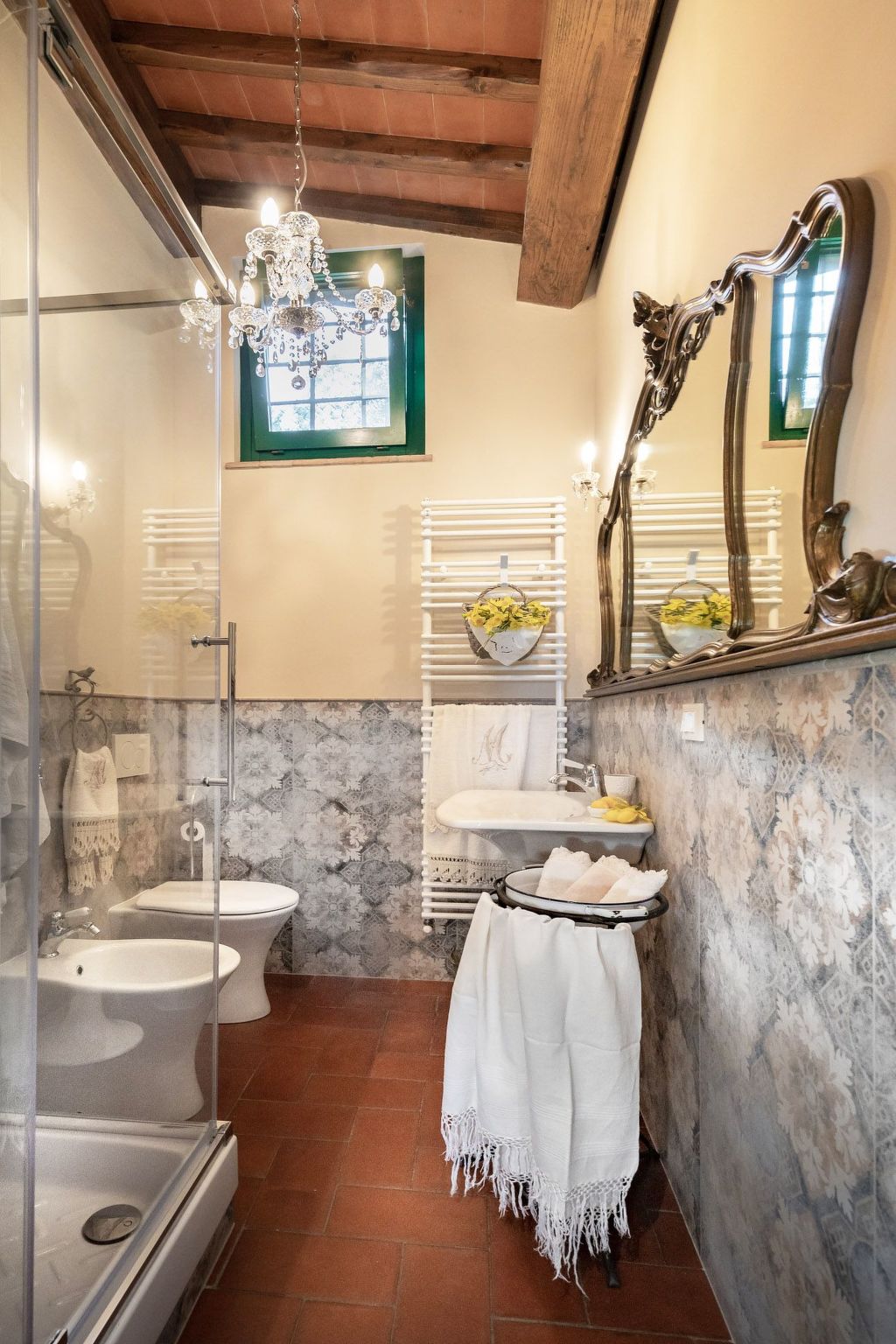 Mit Privatparkplatz-Drinnen