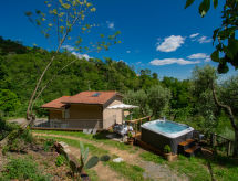 Whirlpool en verwarmd zwembad bij vakantiehuis Il Paradiso in Montecatini Terme - thumbnail 1