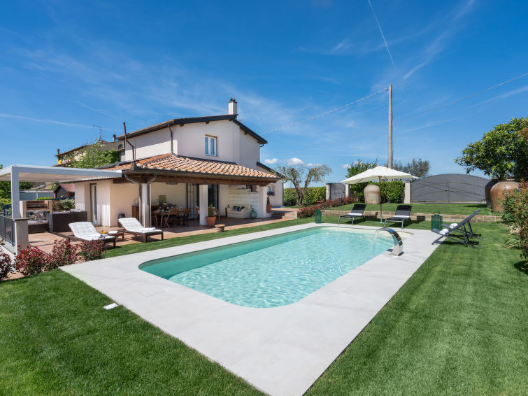 Search and Stay destination Pillo, Toscana - Italy from AU$ 711. La Pace