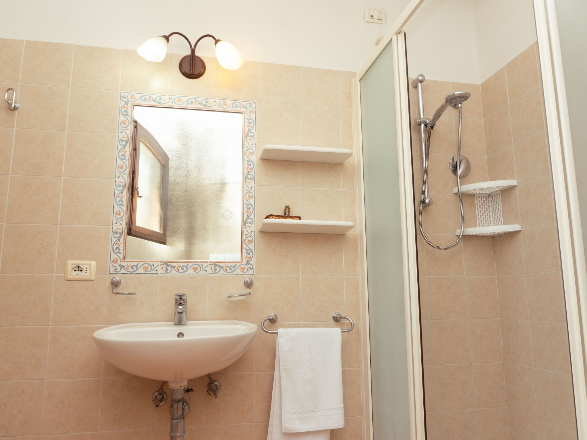 'Giovanni' mit Pool-Image-tags.info