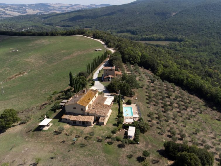 26-persoons vakantiehuis in Volterra met whirlpool en open haard in Volterra