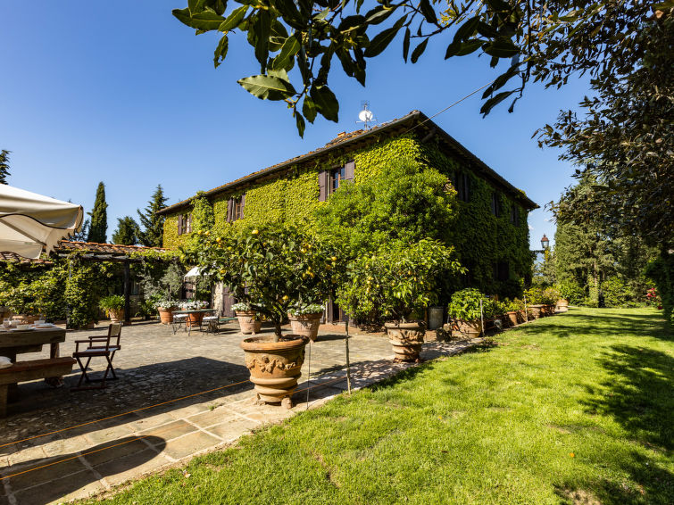 "La Torre + Fienile + Casa Prato", villa 16-kamers 900 m2 op 2 verdiepingen. Ruim, zeer comfortabel en smaakvol ingericht: groot hal. Groot salon met open haard. Uitgang naar de tuin. Groot eetkamer. ..