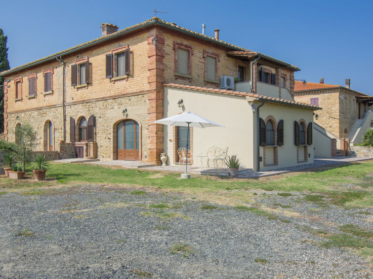 "Podere Sant'Elisa", appartement 4-kamers 105 m2 op de 1e verdieping. Gerenoveerd in 2017, smaakvol ingericht: 1 kamer met 1 2-pers bed (160 cm), douche/WC. 1 kamer met 1 2-pers bed (160 cm). 1 kamer ..