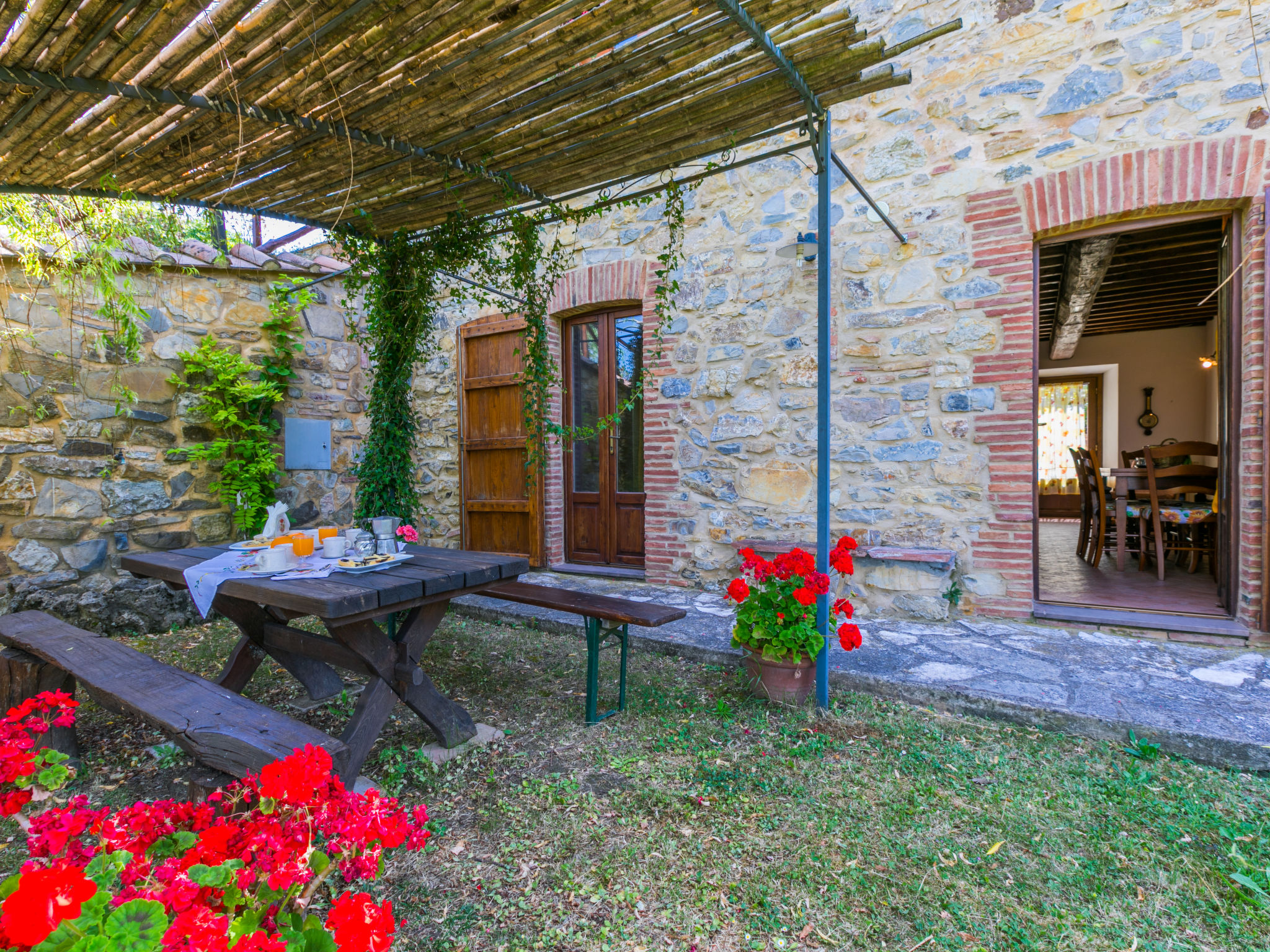 Pino di Sopra-Outside