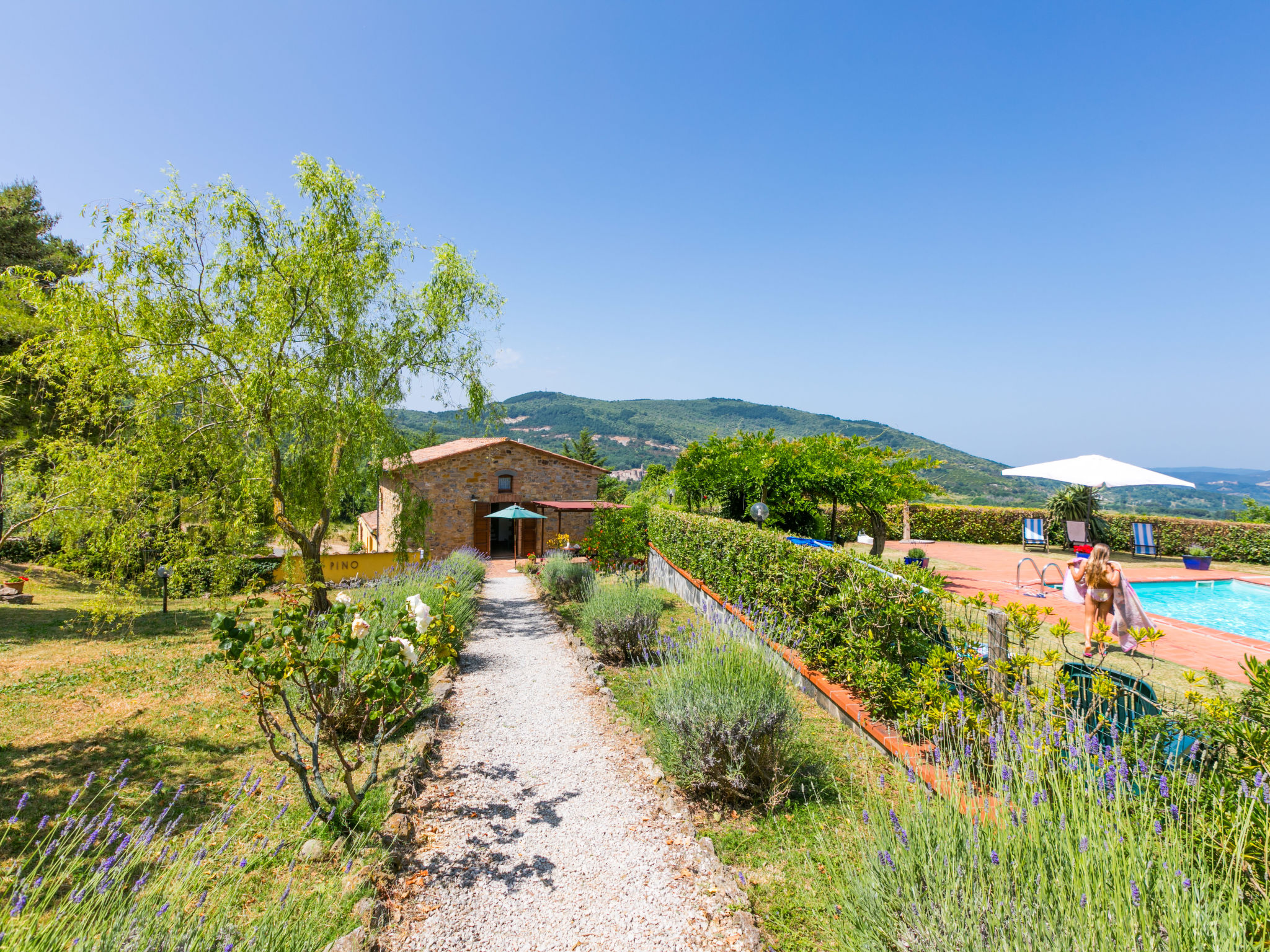 Pino di Sopra-Outside