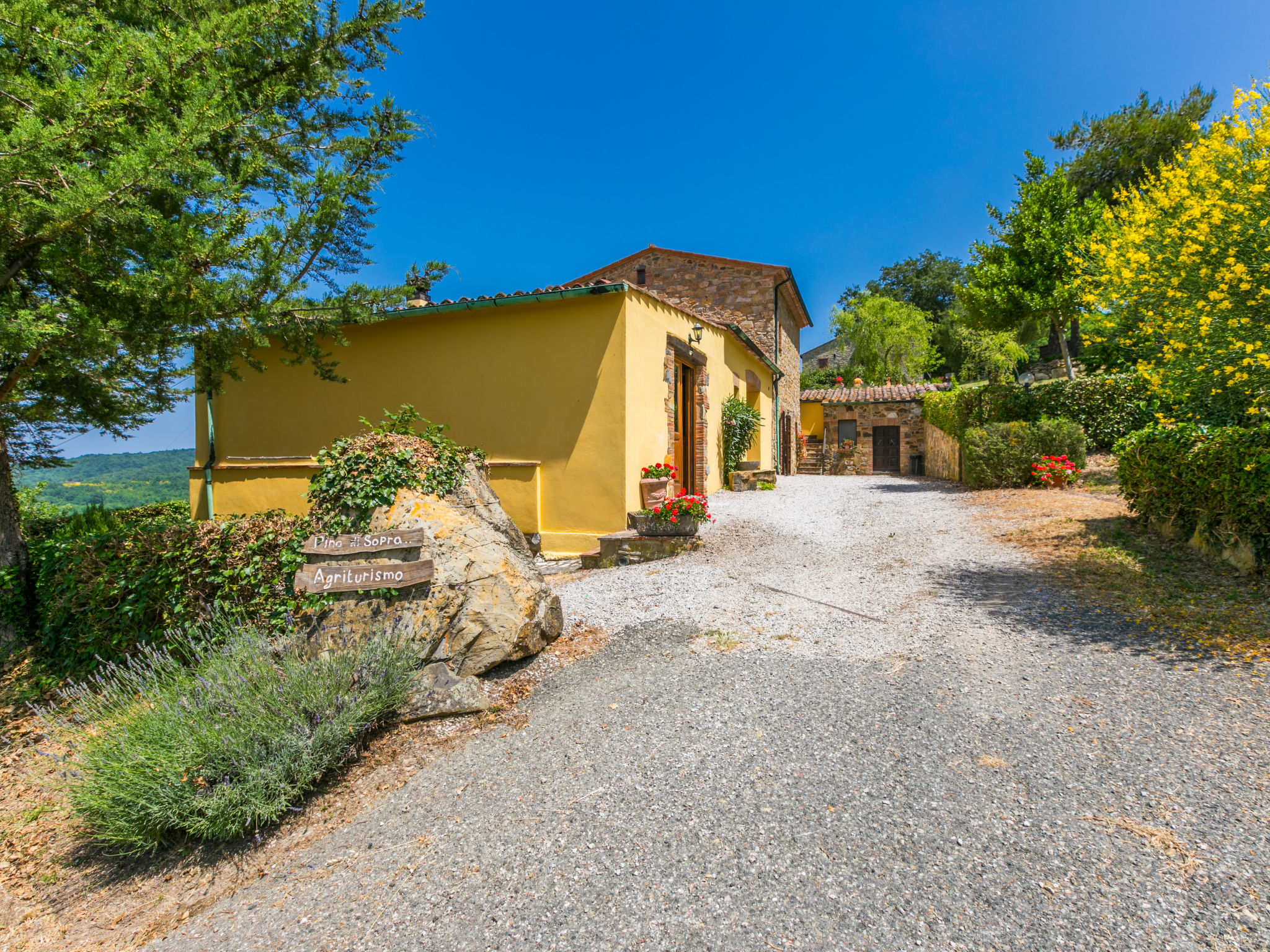 Pino di Sopra-Outside