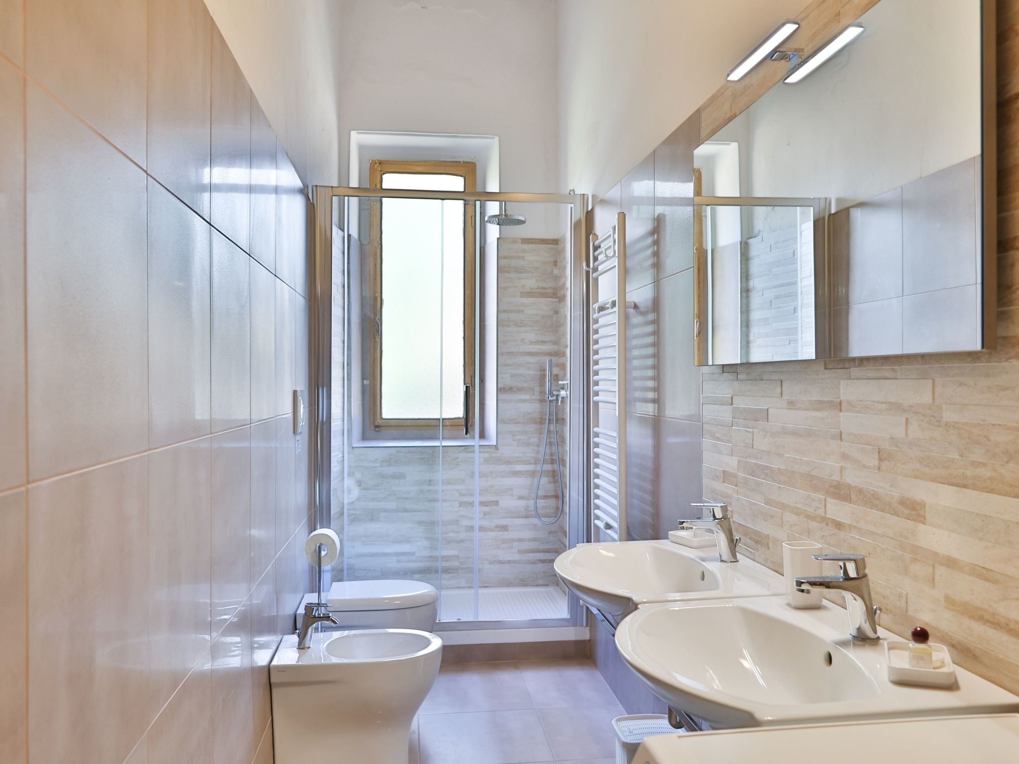 Geräumige Wohnung mit 3 Schlafzimmern und 3 Bädern-Image-tags.info