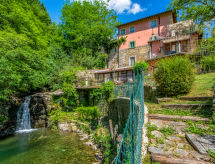 Historische molen met verwarmd zwembad en uitzicht op waterval bij Loro Ciuffenna - thumbnail 4