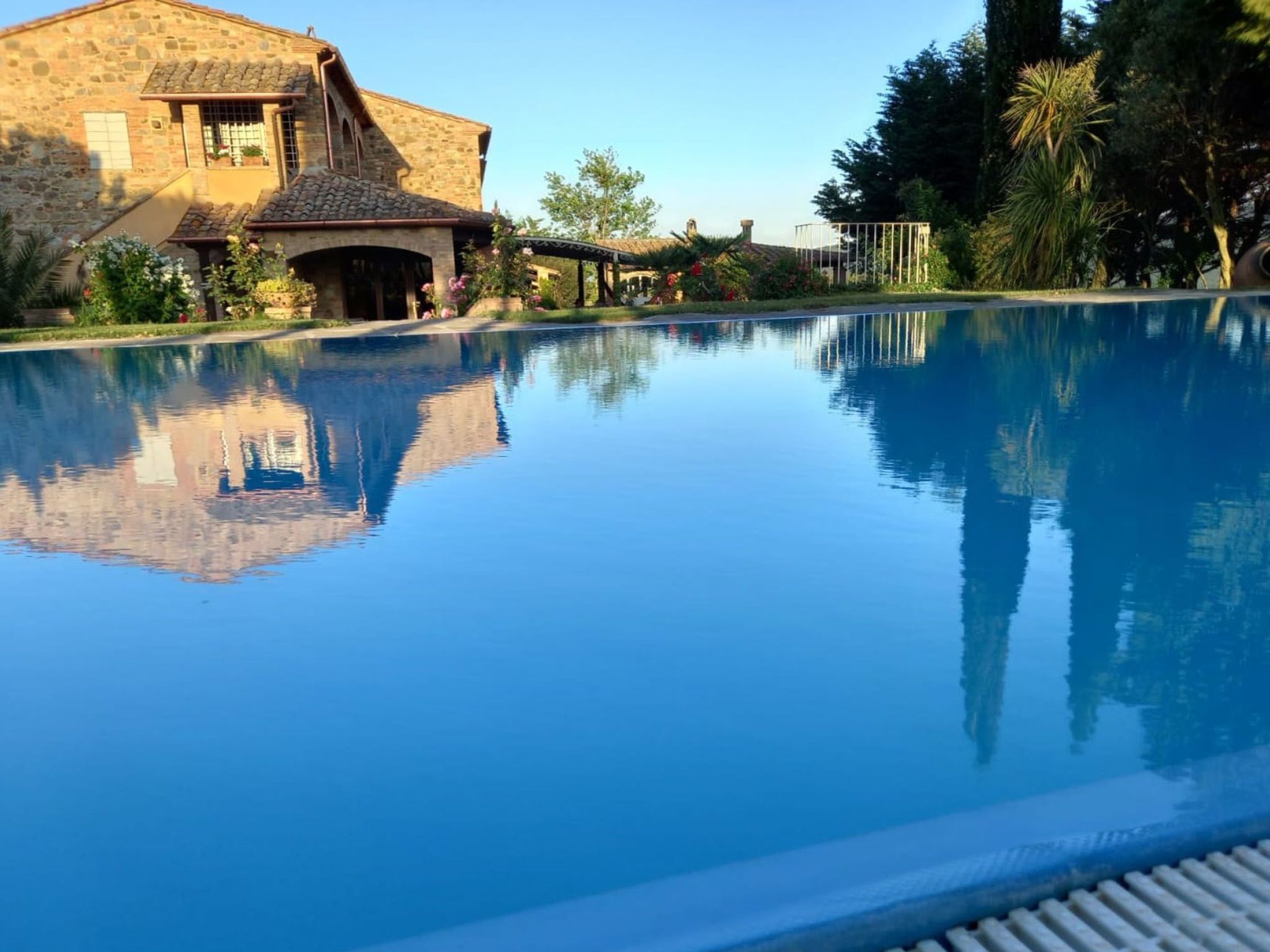 Podere Riparossa is located between Lajatico, Volterra and the sea, in the beautiful Pisan hills. The farmhouse is inhabited by the owners, who have created an independent flat in an elegant setting w..