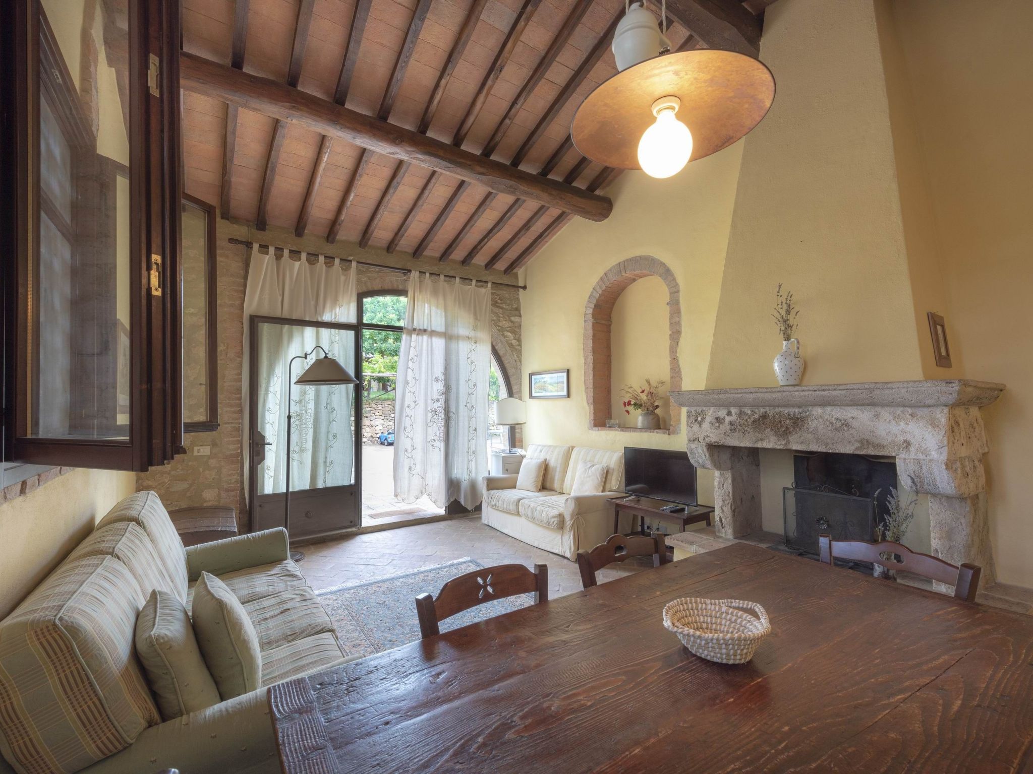 Maskendickkopf-Gimpel-Drinnen