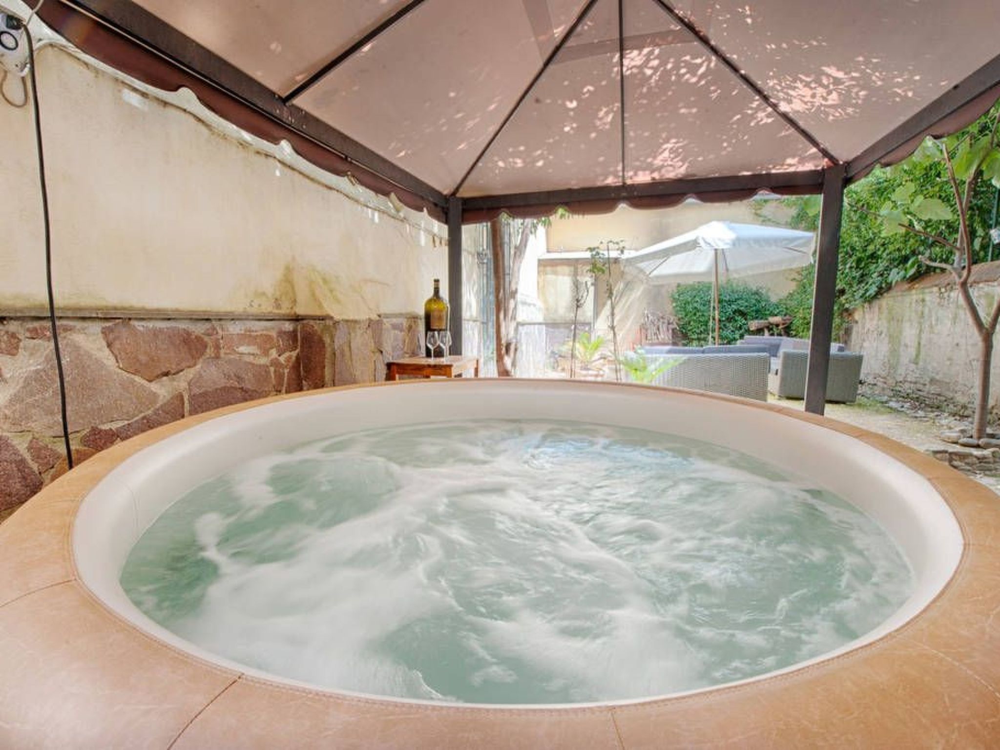 Zwei Schlafzimmer mit Garten und Whirlpool-Dedans