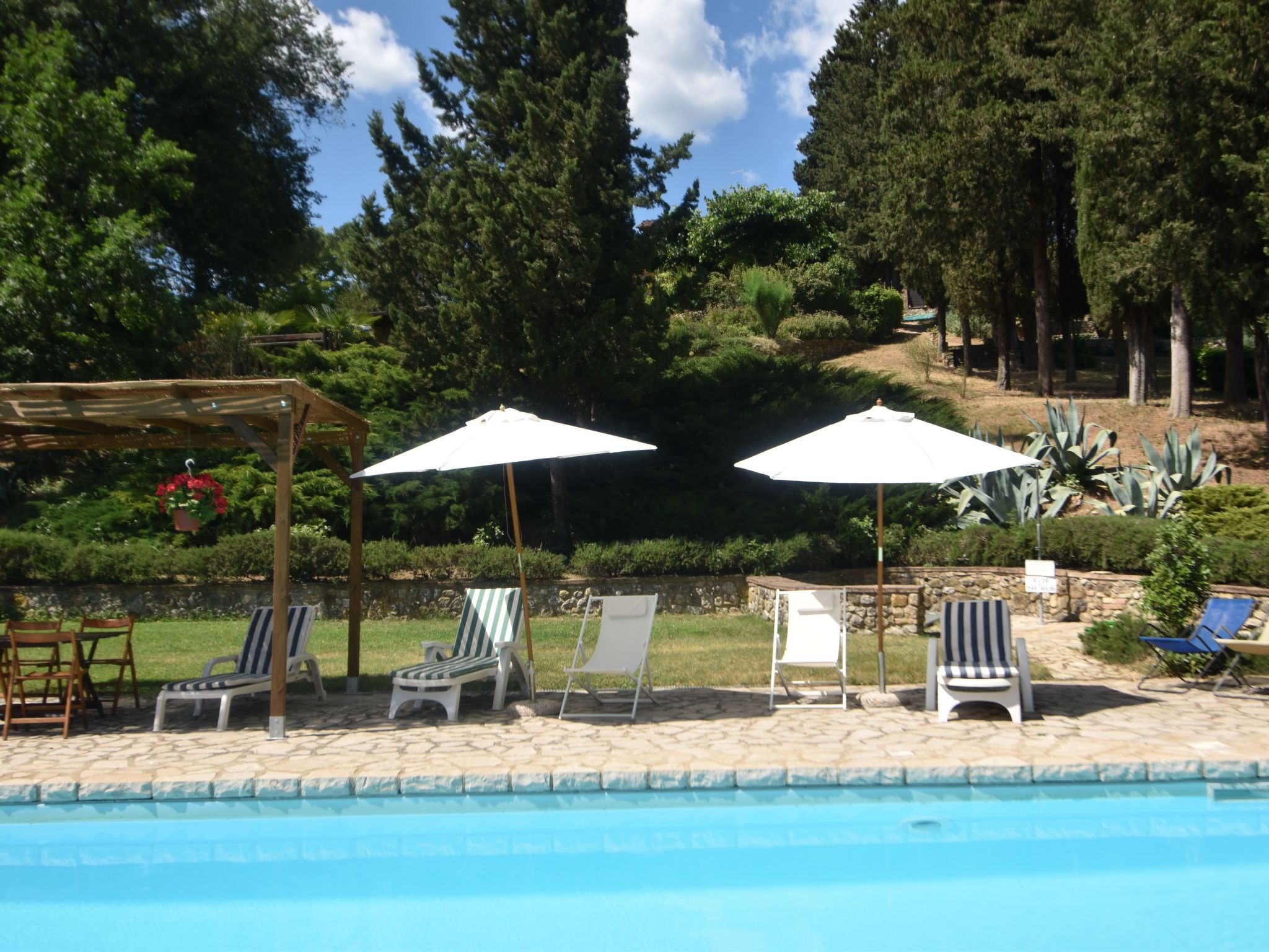 Photo of Wohnung in Bauernhaus mit großem Garten, Schwimmbad