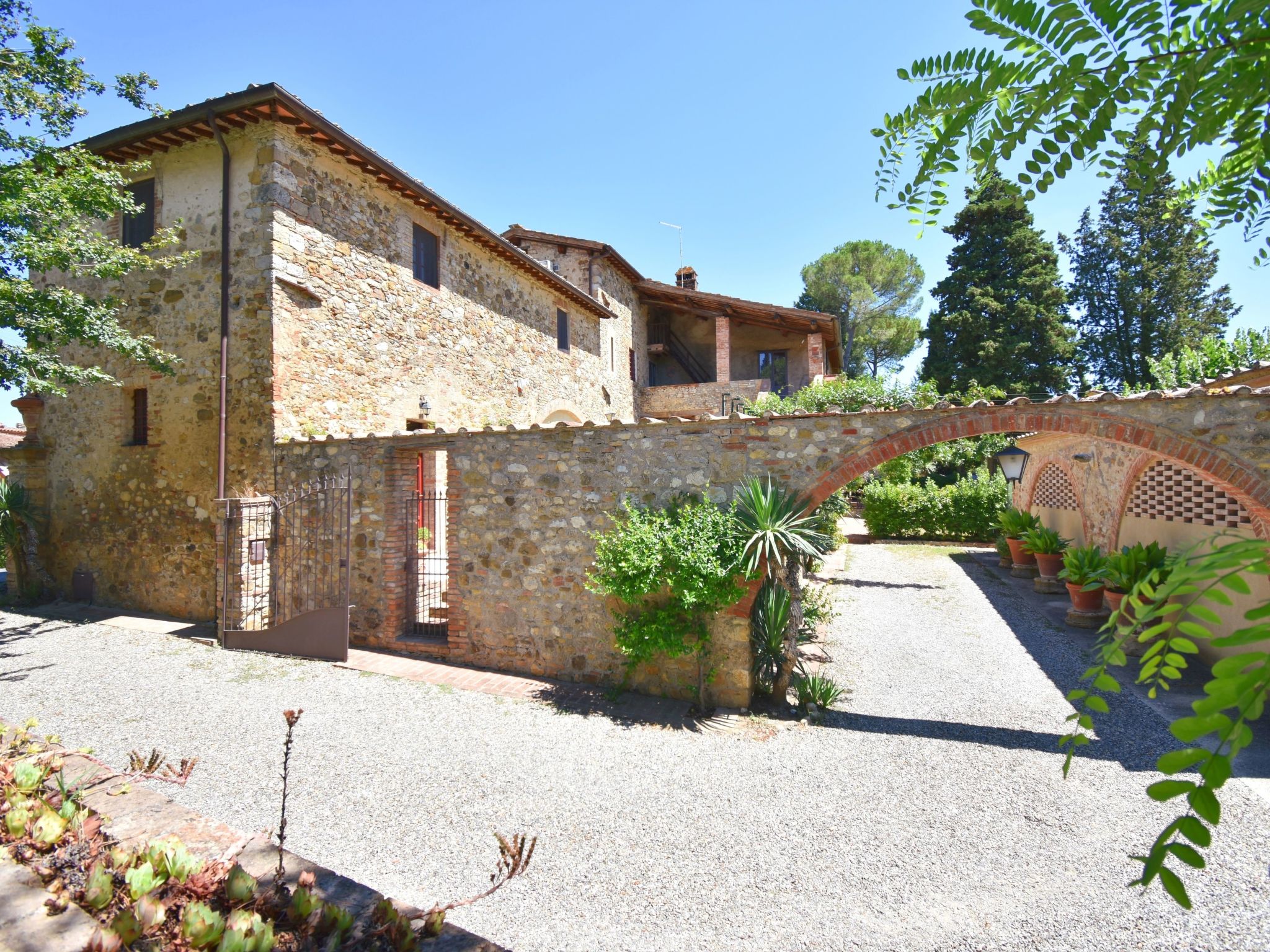 Photo of Wohnung in Bauernhaus mit großem Garten, Schwimmbad