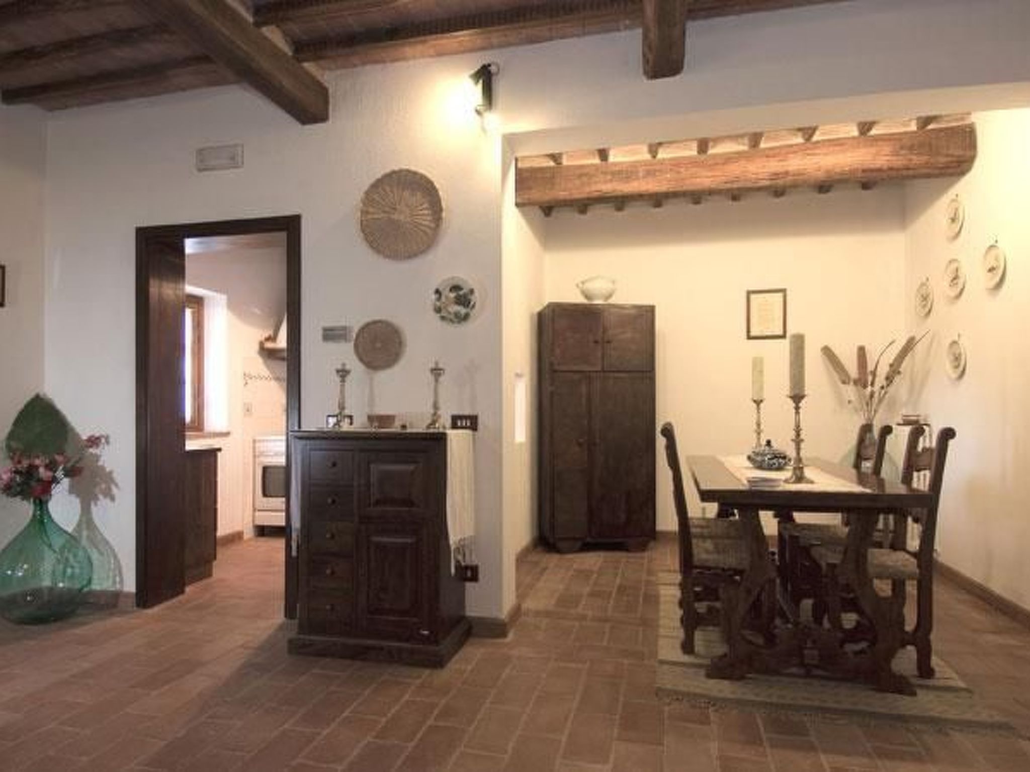 Rosa' Anwesen mit Privatparkplatz-Binnen