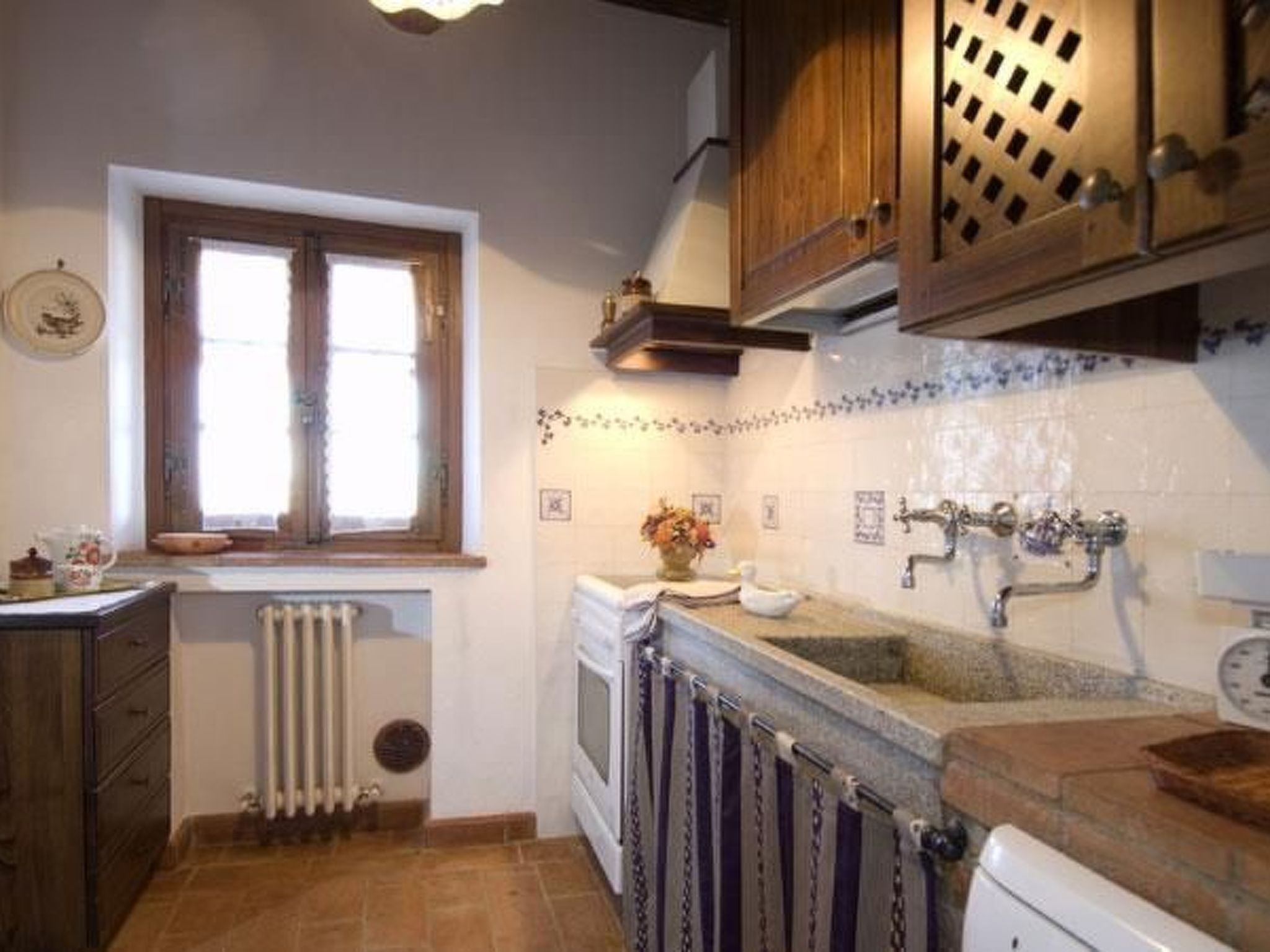 Rosa' Anwesen mit Privatparkplatz-Binnen