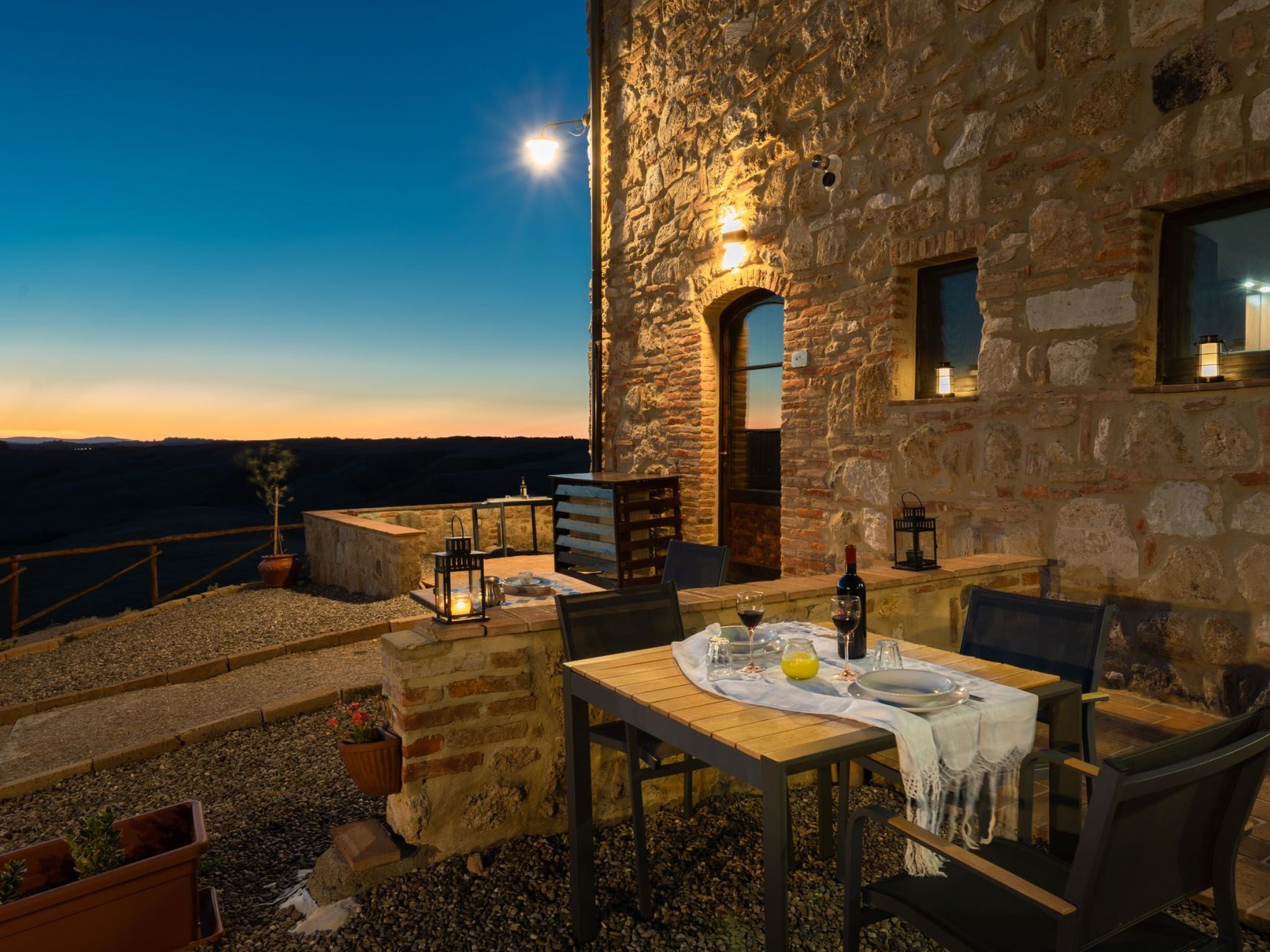 Casa il Pino is one of the six houses that make up Podere il Fossaccio. The house consists of a triple room (double+single), 2 bathrooms, living room with full kitchen. It comfortably accommodates 3 p..