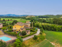 Rustiek toevluchtsoord in Toscane met zwembad en uitzicht op wijngaarden - thumbnail 1
