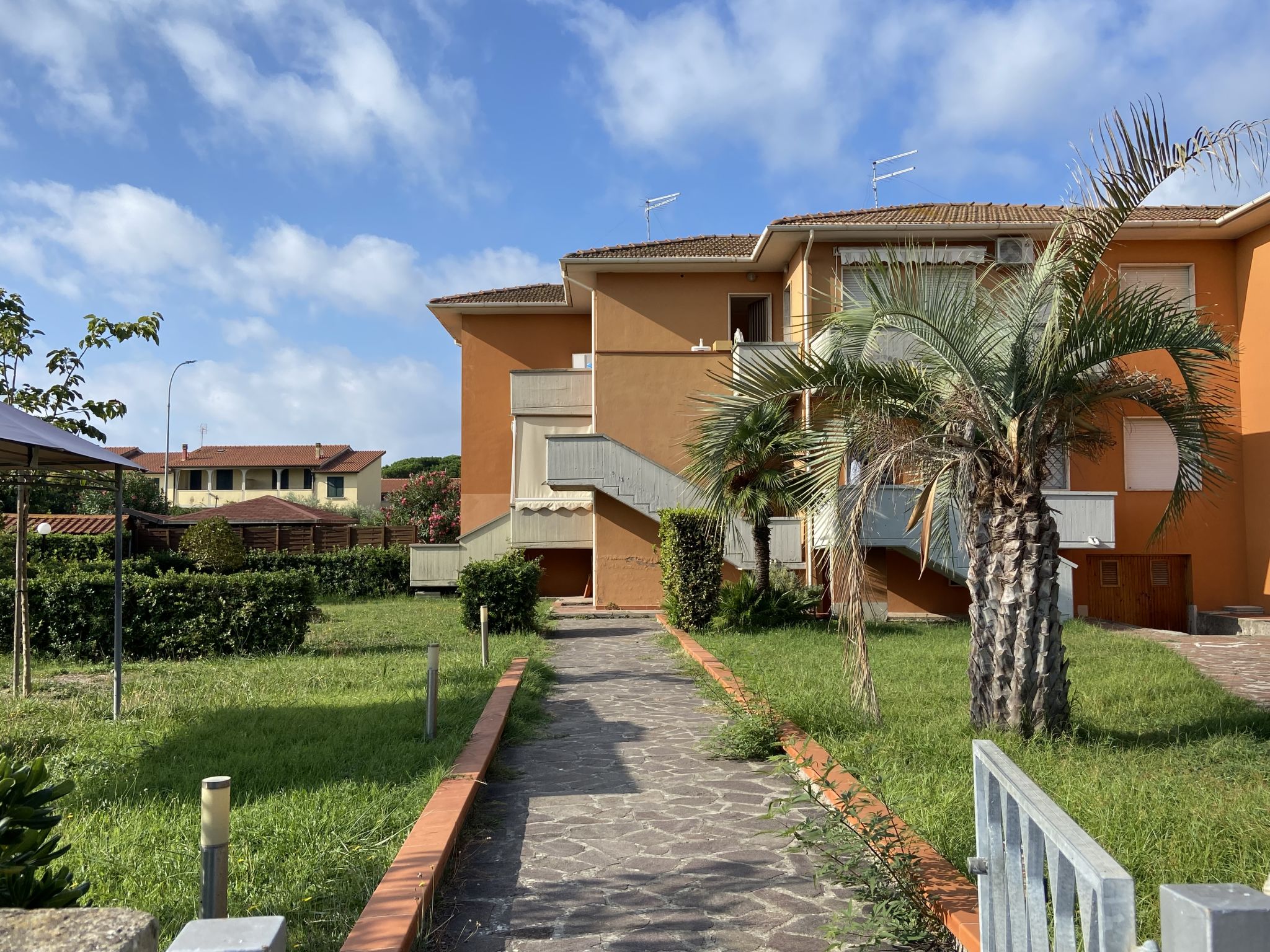 "Palazzeta III", appartement 3-kamers 45 m2. Doelmatig ingericht: woon-/eetkamer met eettafel en Sat-TV. Uitgang naar het balkon. 1 2-pers. kamer met 1 2-pers bed. 1 kamer met 1 bed en 1 x 2 stapelbed..