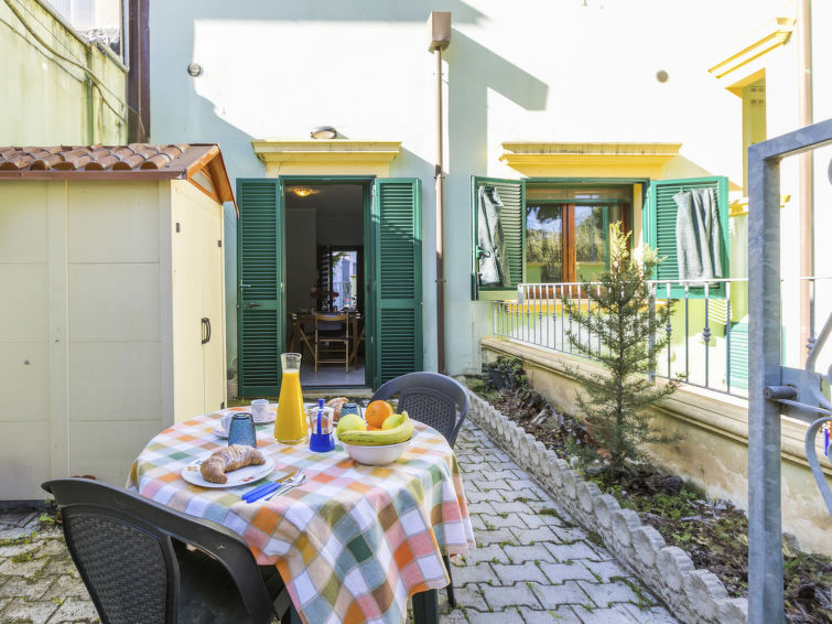 "Casa Fenix", appartement 2-kamers 45 m2, op de begane grond. Modern ingericht: woon-/slaapkamer met 1 divanbed. Uitgang naar de zitplaats in de tuin. 1 kamer met 1 2-pers bed. Open keuken (oven, afwa..