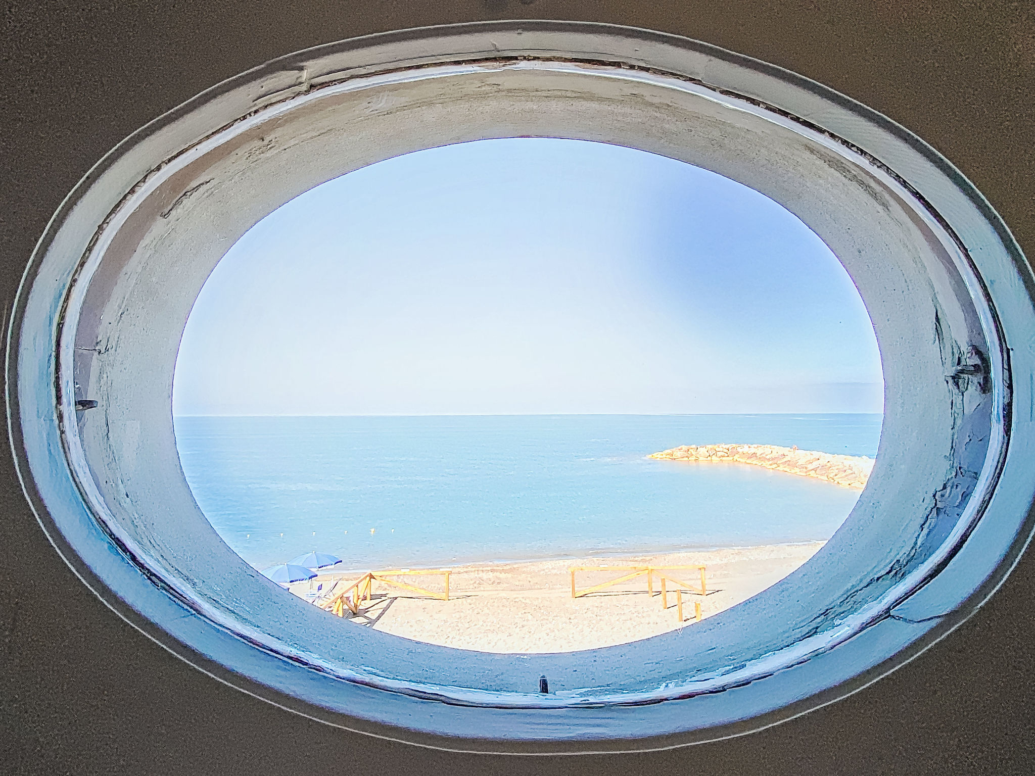 Oblo e Ginepro sul mare