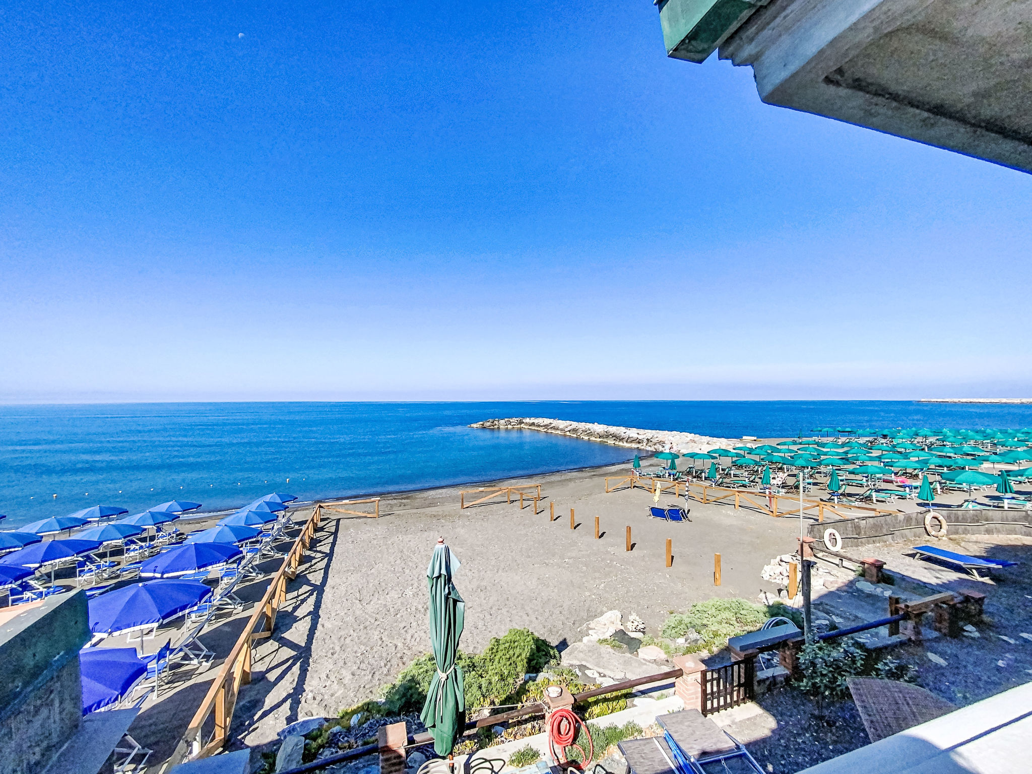 Oblo e Ginepro sul mare
