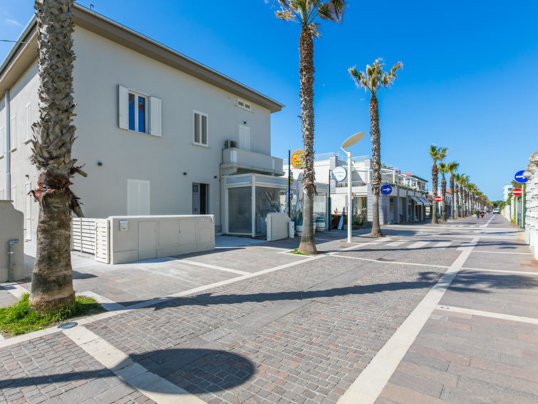 8-persoons appartement met zeezicht direct aan zee in Cecina in Cecina
