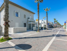 Historische villa MaPo direct aan zee in Marina di Cecina - thumbnail 1