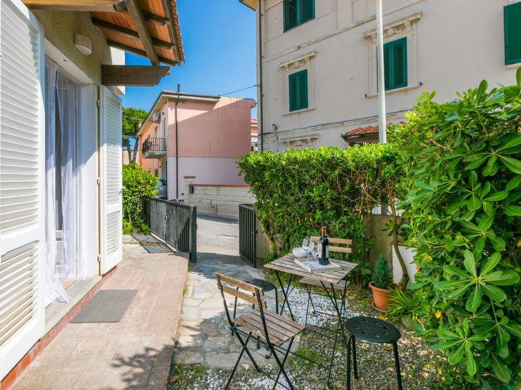 Op 300 m van zee: Comfortabel appartement voor 4 personen in Cecina in Cecina