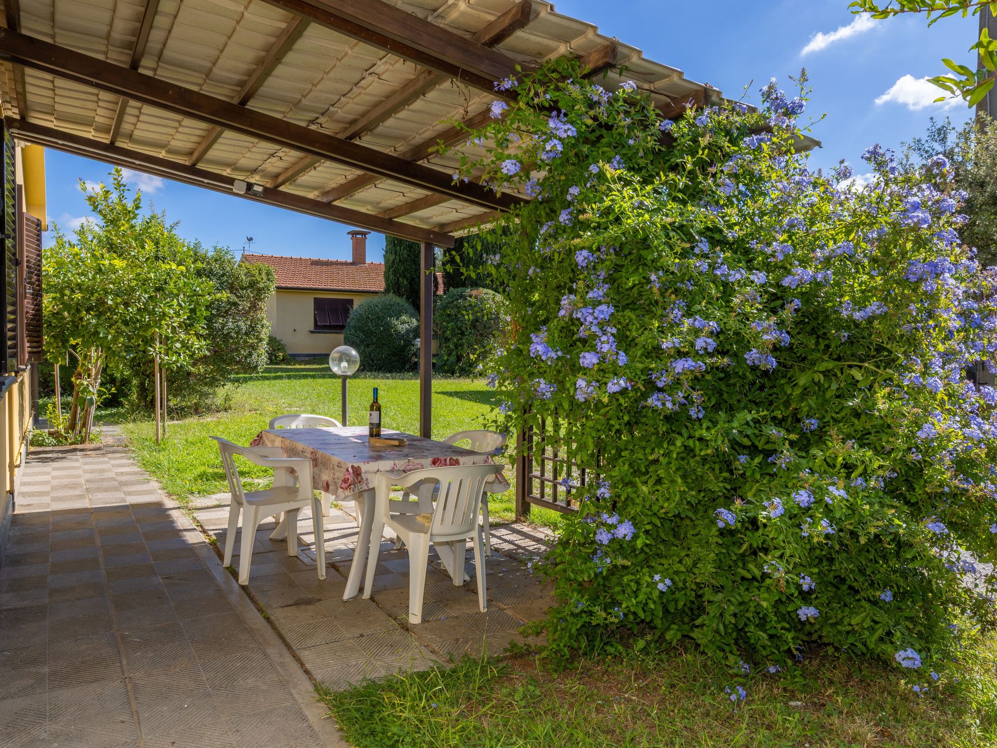 Located on the ground floor, this 70 square metre flat is the perfect accommodation for 6/7 guests, with the possibility of adding an extra bed. Ideal for large families or groups of friends seeking a..