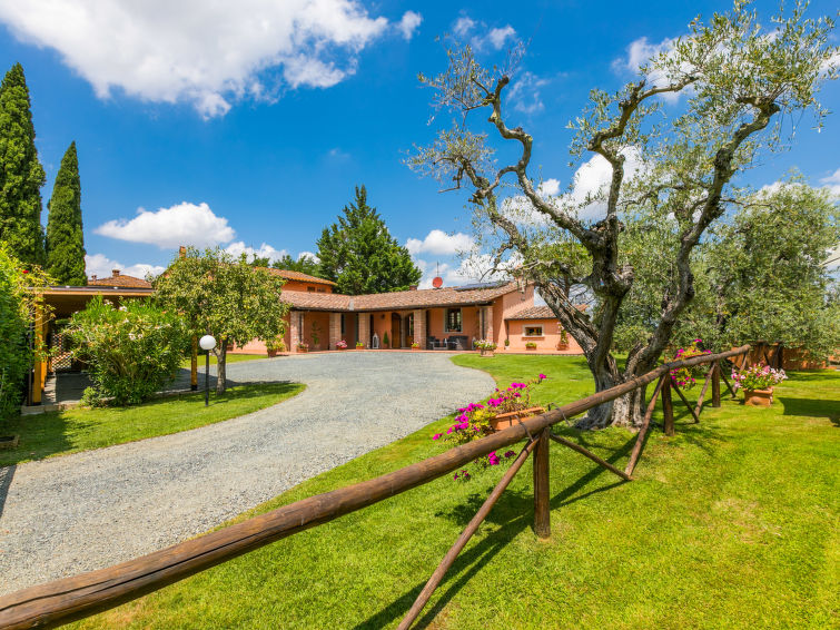 Open haard en privézwembad in rustieke boerderij in San Miniato in San Miniato