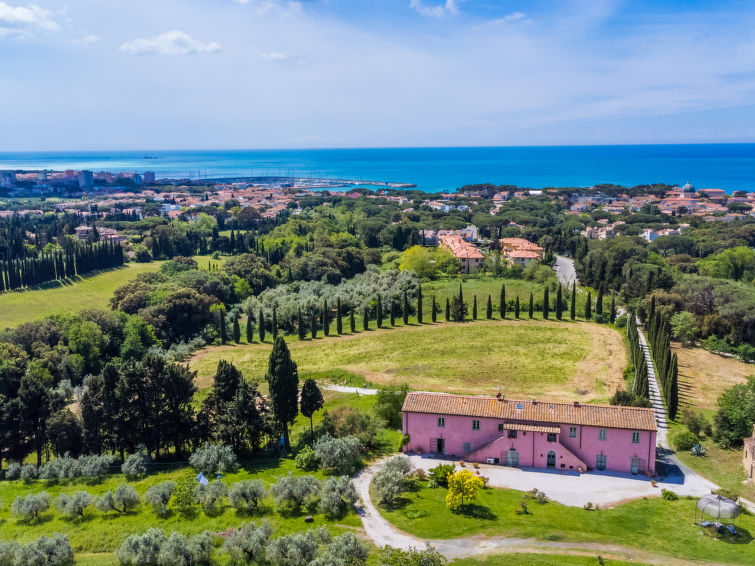 Op 1,0 km van zee: Ruim appartement met zeezicht in Castiglioncello in Castiglioncello