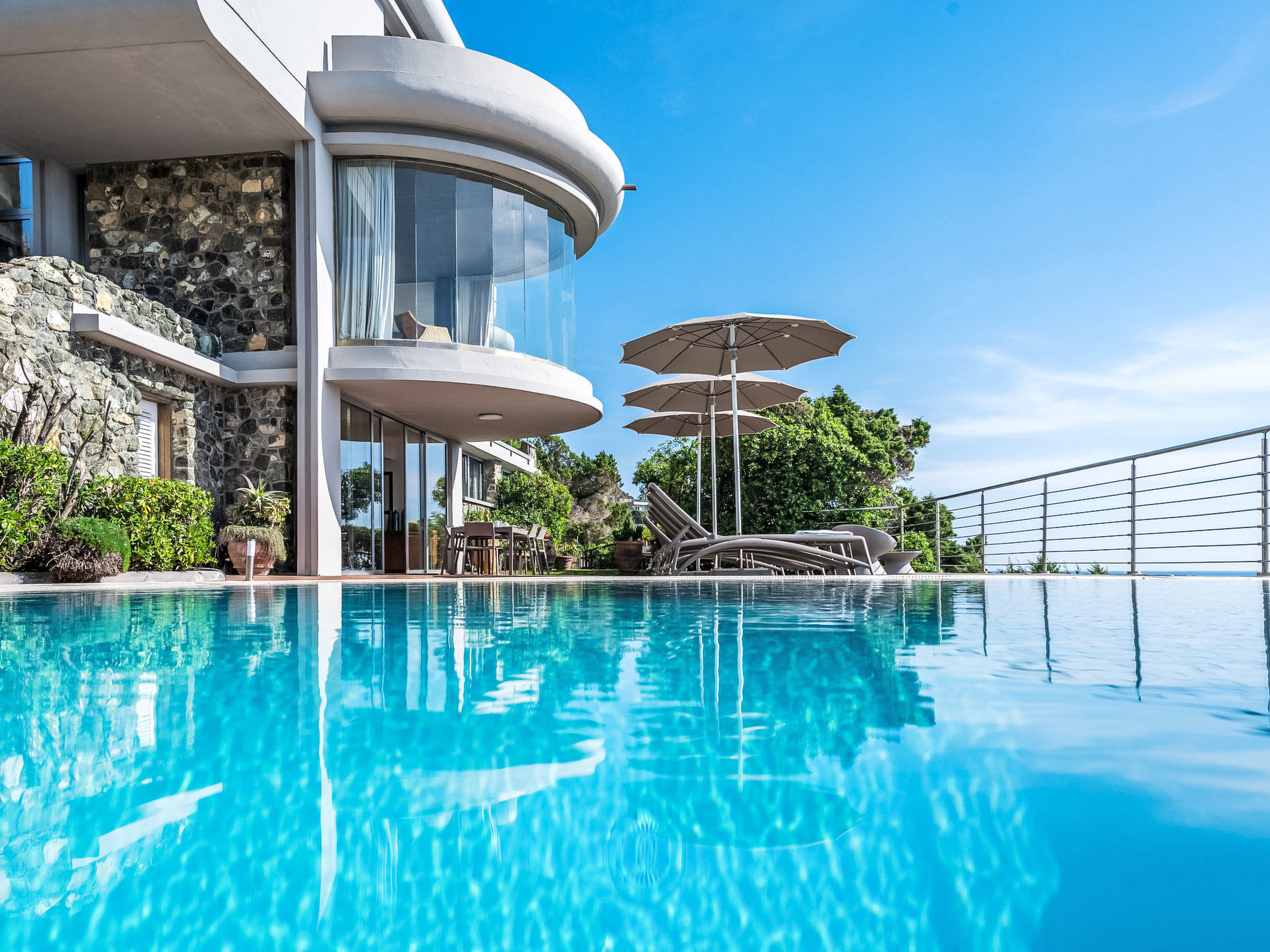 "Vistamare", huis 8-kamers 450 m2 op 3 verdiepingen. Gerenoveerd in 2022, mooi en smaakvol ingericht: 1 2-pers. kamer. 1 kamer met 2 bedden (80 cm). Eetkamer met eettafel. Uitgang naar het terras. Keu..