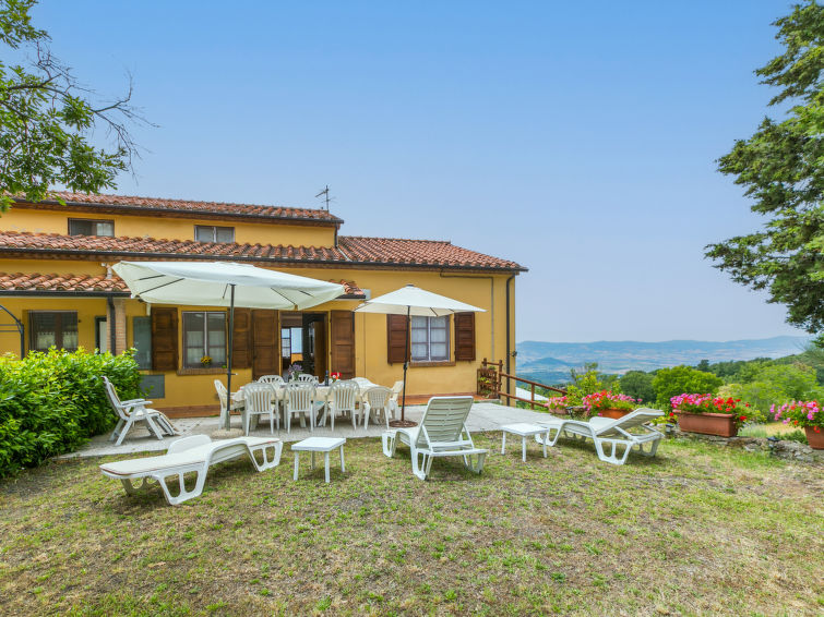 Open haard en zeezicht in ruim appartement in Castellina Marittima in Castellina Marittima