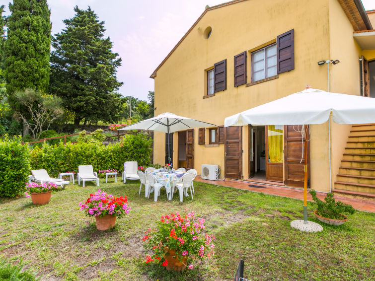 17-persoons vakantiehuis Bellavista met zeezicht in Castellina Marittima in Castellina Marittima