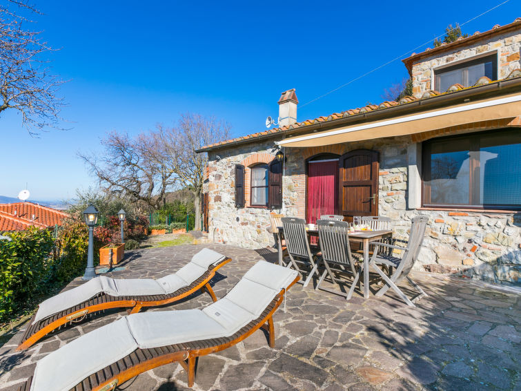 Centraal gelegen vakantiehuis in Castellina Marittima met whirlpool in Castellina Marittima