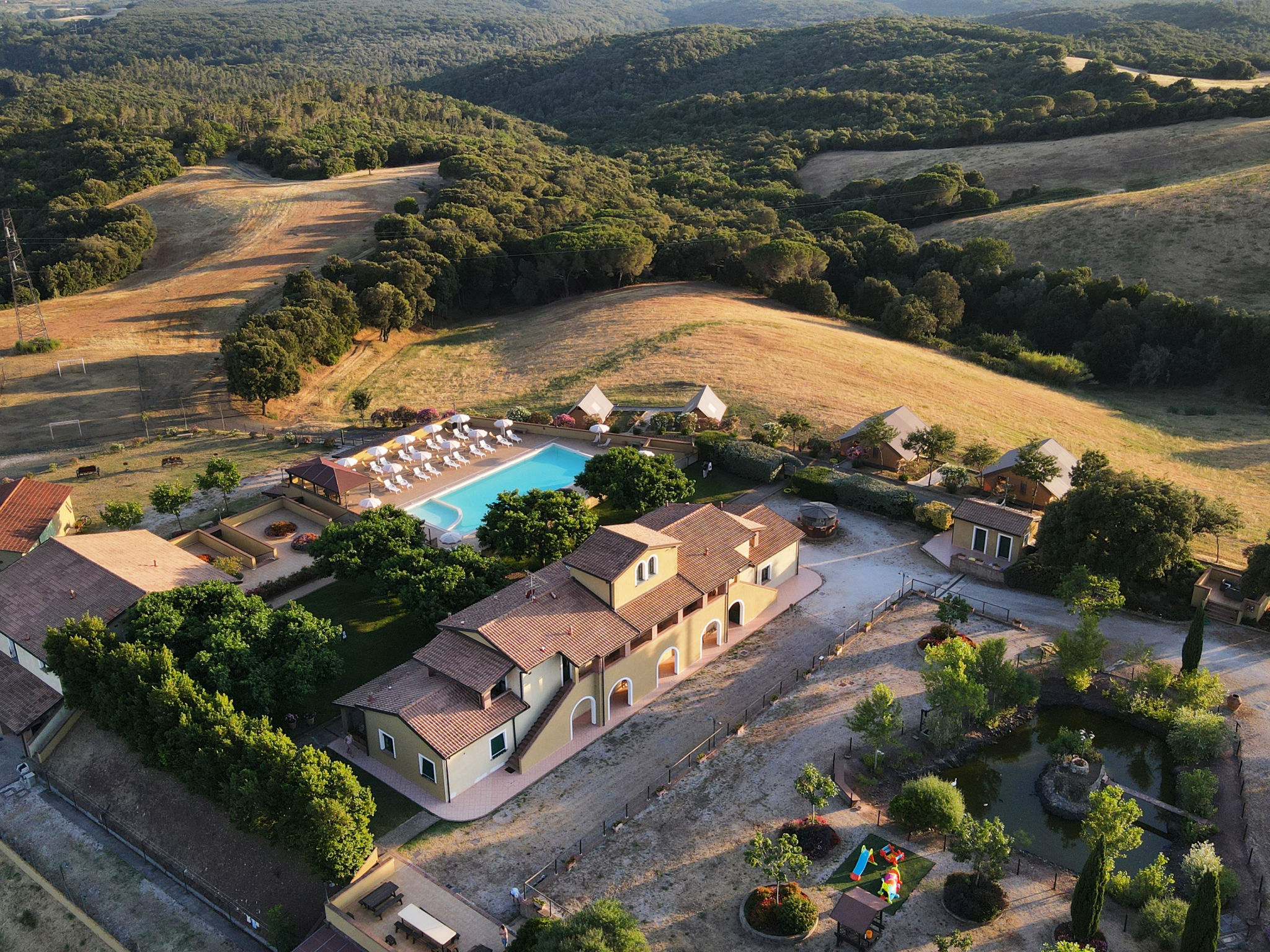 2-Zimmer-Wohnung 45 m2 auf 2 Stockwerken. Schön und stilvoll eingerichtet: Wohn-/Schlafzimmer mit 1 Doppeldiwanbett und TV. Ausgang zur Terrasse. Offene Galerie mit 2 Betten. 1 Doppelzimmer. Offene K..