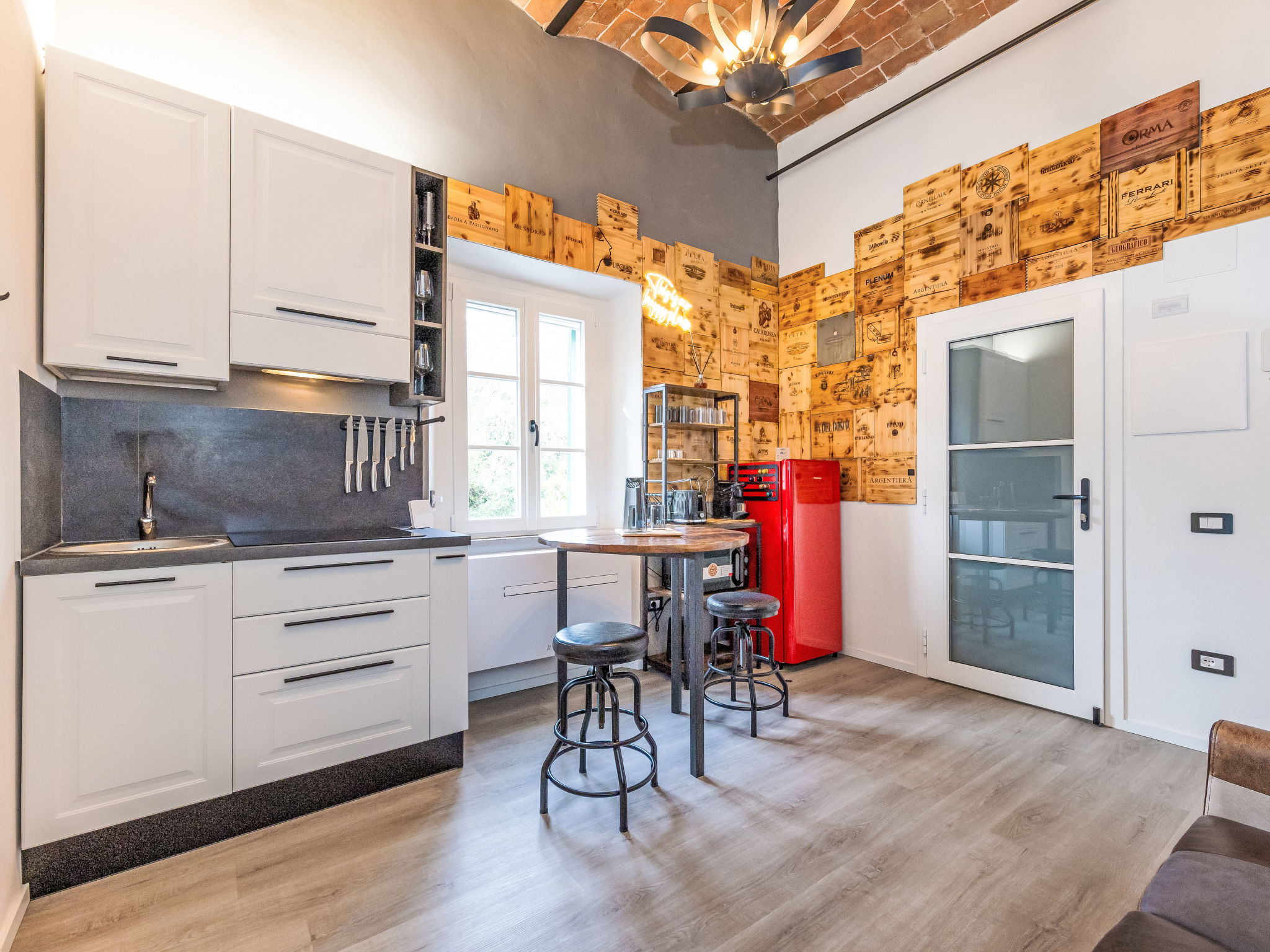 "The Knight’s Rest", appartement 2-kamers 35 m2 op de 1e verdieping. Ruim en licht, comfortabel en smaakvol ingericht: Bovenverdieping: (steile trap) woon-/eetkamer met eettafel. 1 2-pers. kamer met..