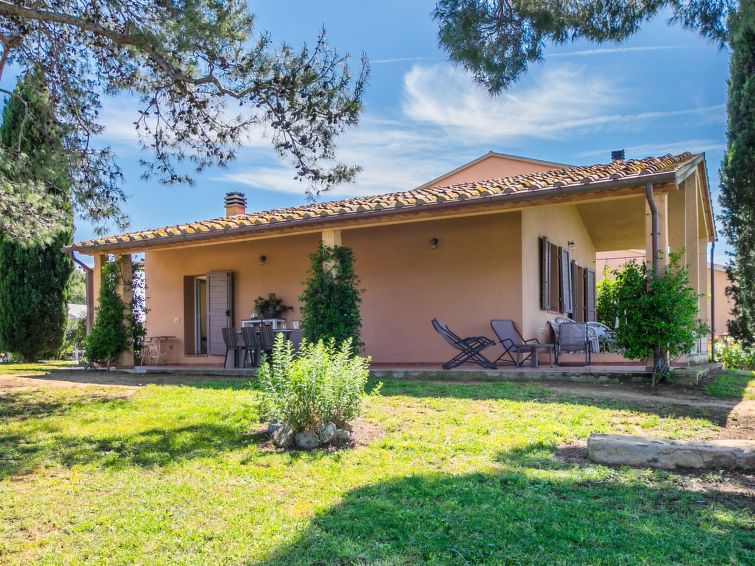 "La Carraia", 3-Zimmer-Haus 55 m2. Geschmackvoll und gemütlich eingerichtet: Wohn-/Schlafzimmer mit 2 Betten (80 cm), offenem Kamin, Esstisch und TV. Ausgang zur Terrasse. 1 Zimmer mit 2 Betten (80 c..