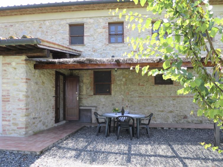 Sfeervol appartement met open haard in Guardistallo in Guardistallo