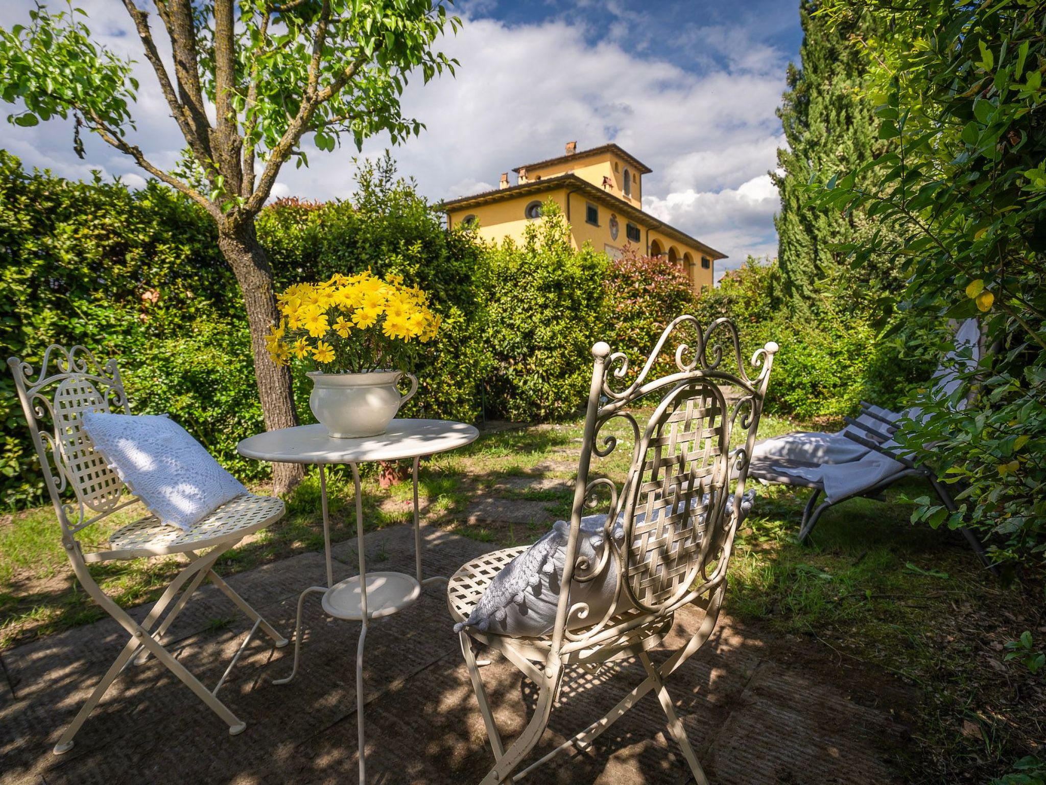 This cosy one-bedroom apartment, completely restored, is located on the second and last floor of an ancient building that was once a country residence, just 2 kilometres from the town centre of Montec..