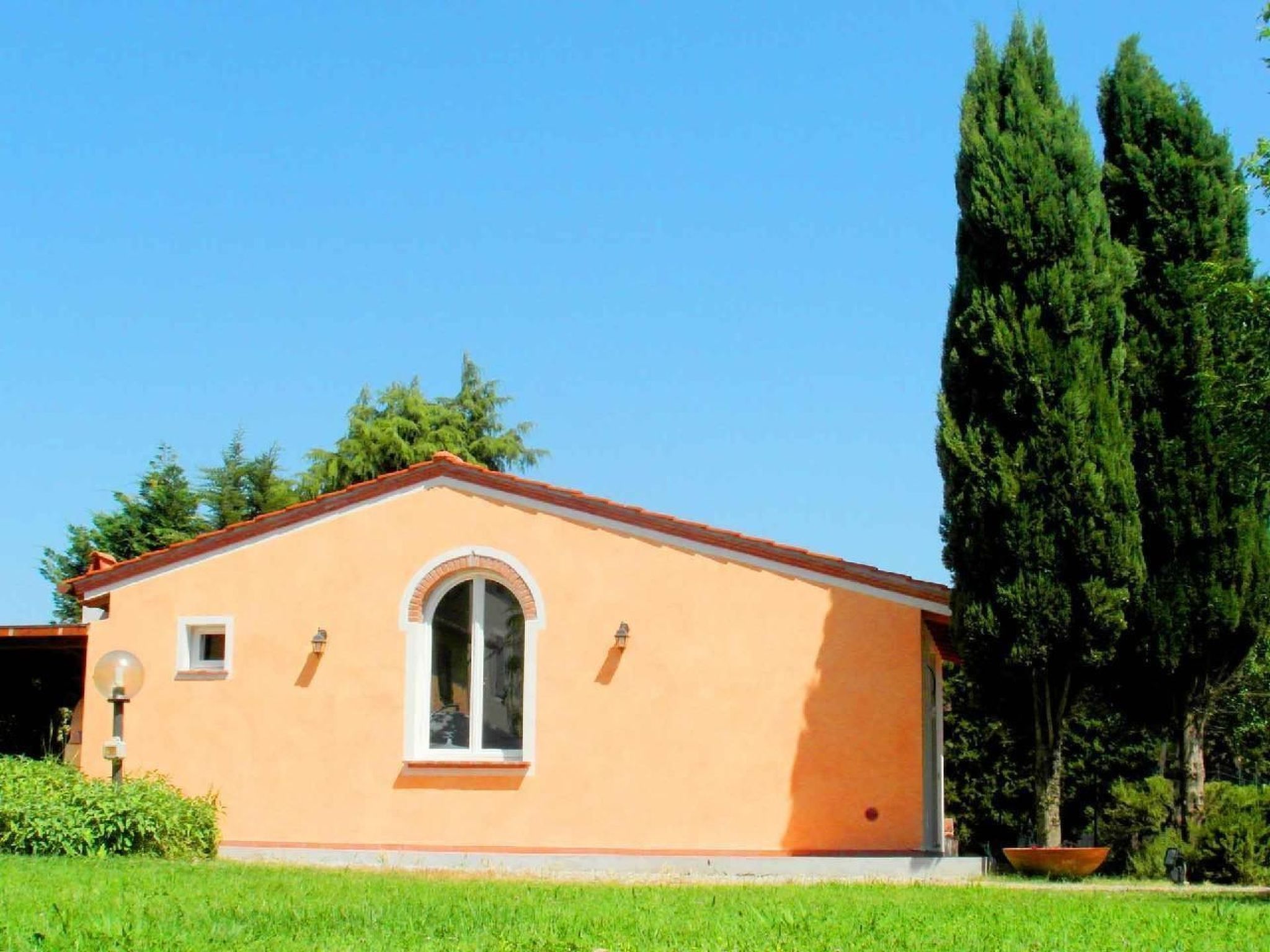 Discover the charm and tranquillity of our 'Formichino' holiday home, a cosy 40-square-metre guesthouse located in a serene Bed and Breakfast in Cascina, in the province of Pisa. This enchanting prope..