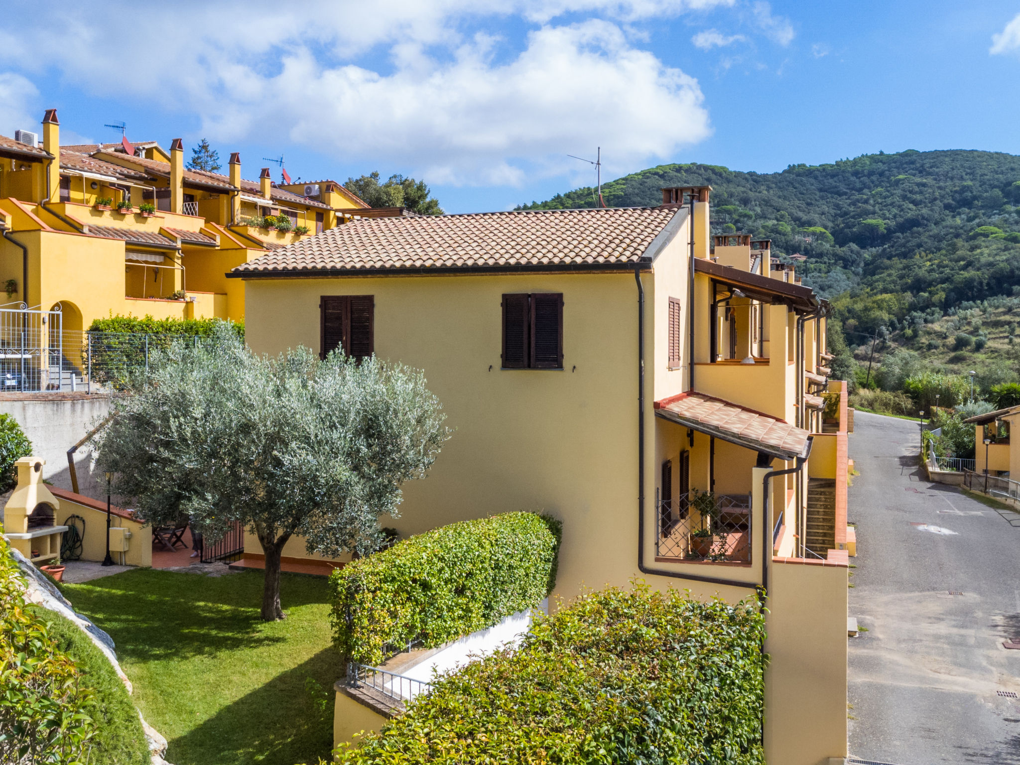 "Valentina", 3-Zimmer-Wohnung 55 m2, im Obergeschoss. Geräumig, schön und stilvoll eingerichtet: Wohnzimmer mit offenem Kamin (nur Deko), TV. Ausgang zum Balkon, zur Terrasse. 1 Doppelzimmer mit E-H..