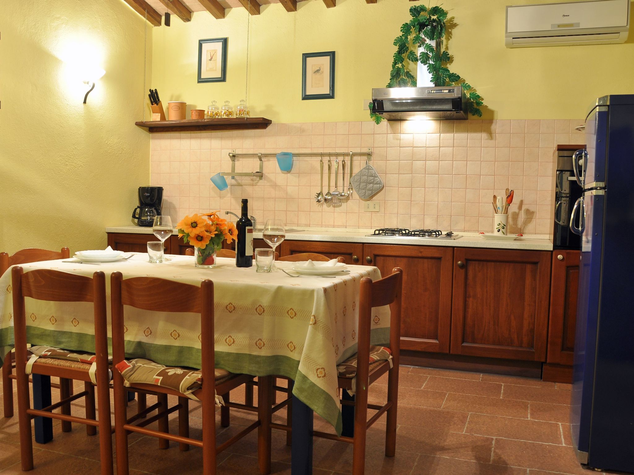 Pfirsichhaus mit Schwimmbad, Jacuzzi und privatem Garten-Drinnen