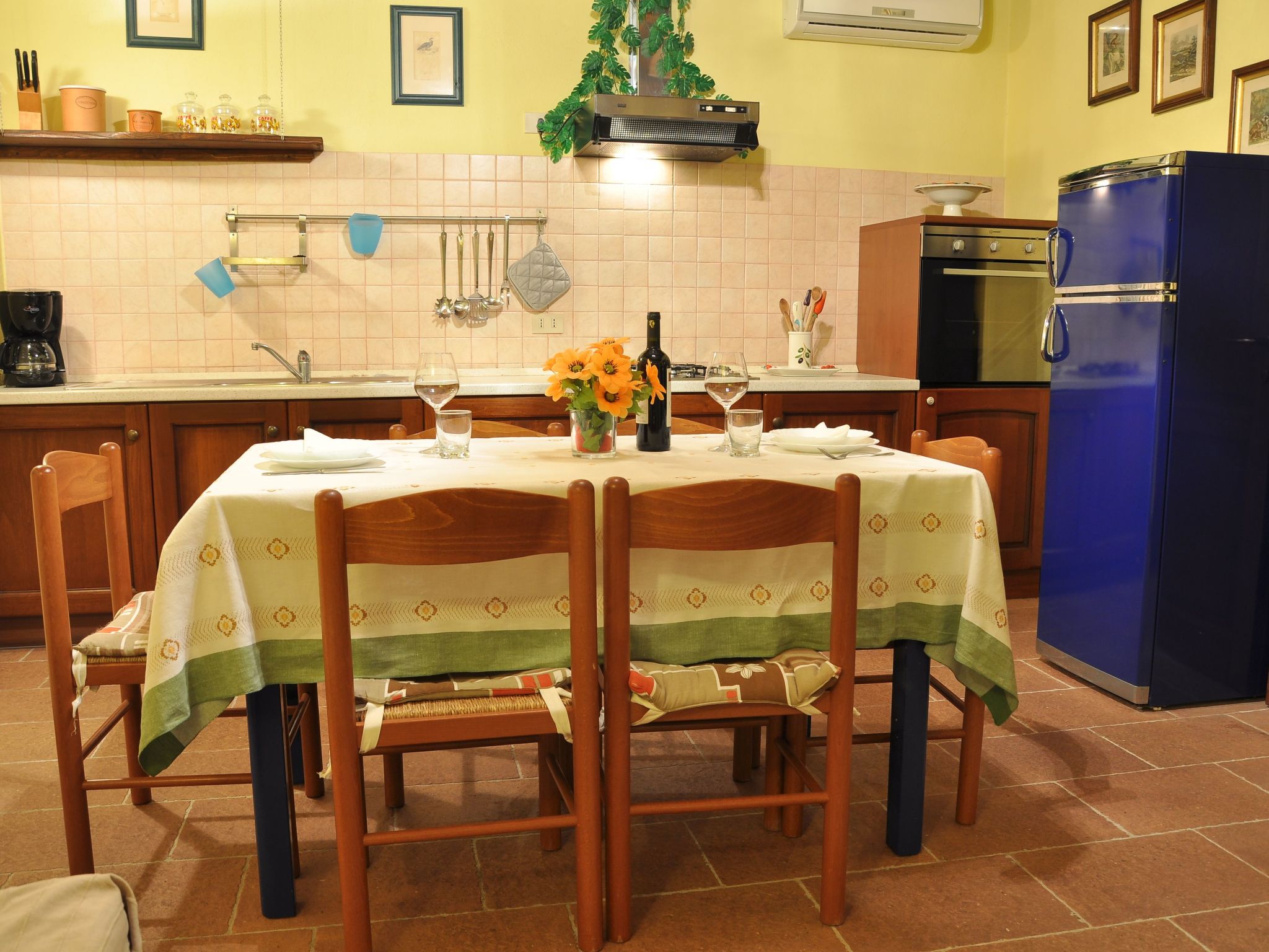 Pfirsichhaus mit Schwimmbad, Jacuzzi und privatem Garten-Drinnen