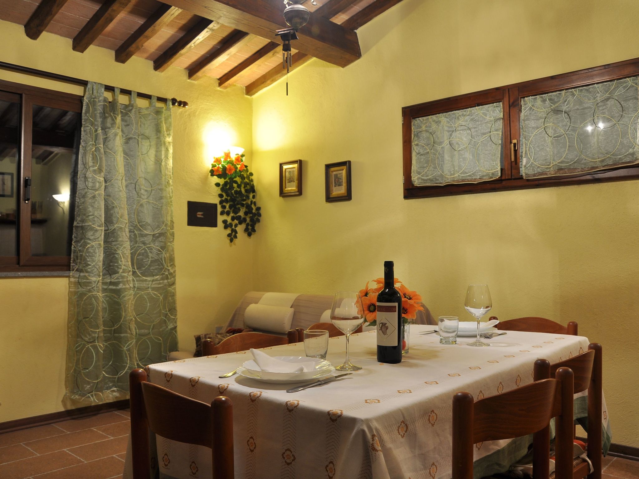 Pfirsichhaus mit Schwimmbad, Jacuzzi und privatem Garten-Drinnen